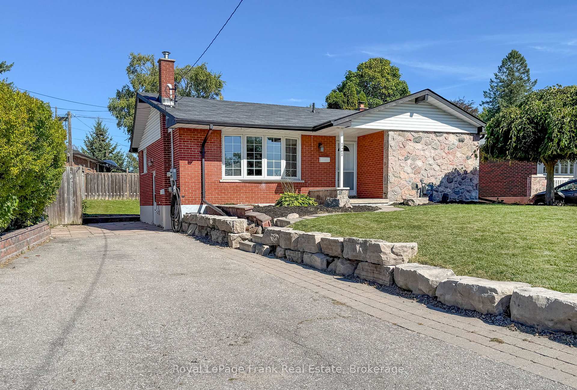 Photo 4 of 121 Labrador Drive, Oshawa, Donevan — HOMEH