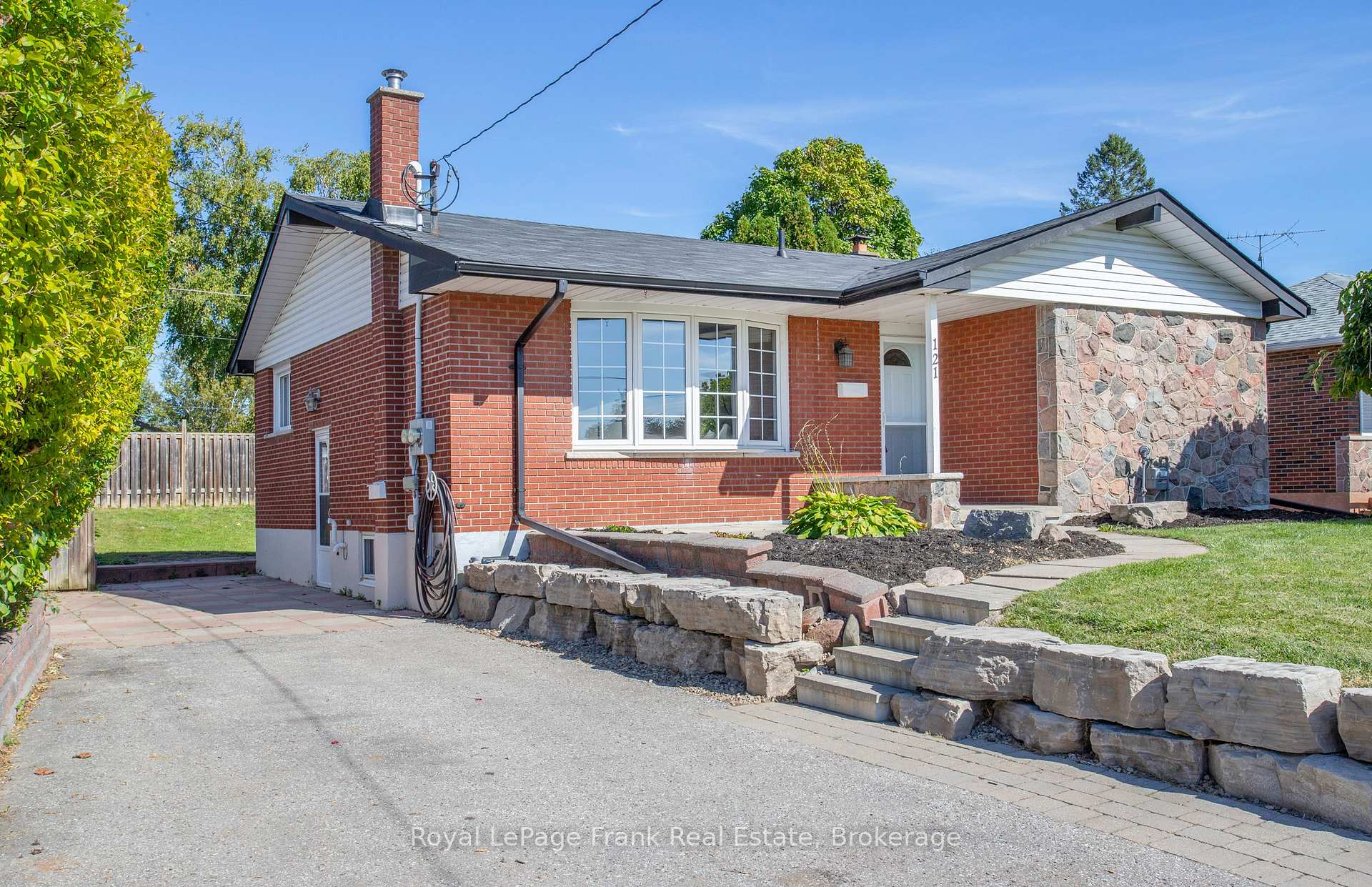 Photo 5 of 121 Labrador Drive, Oshawa, Donevan — HOMEH