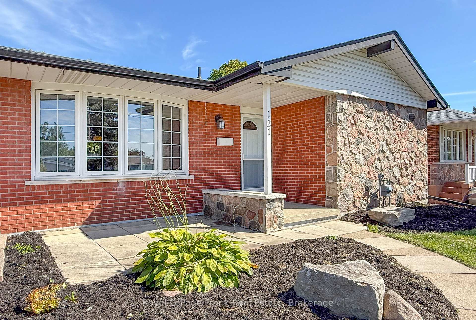 Photo 6 of 121 Labrador Drive, Oshawa, Donevan — HOMEH