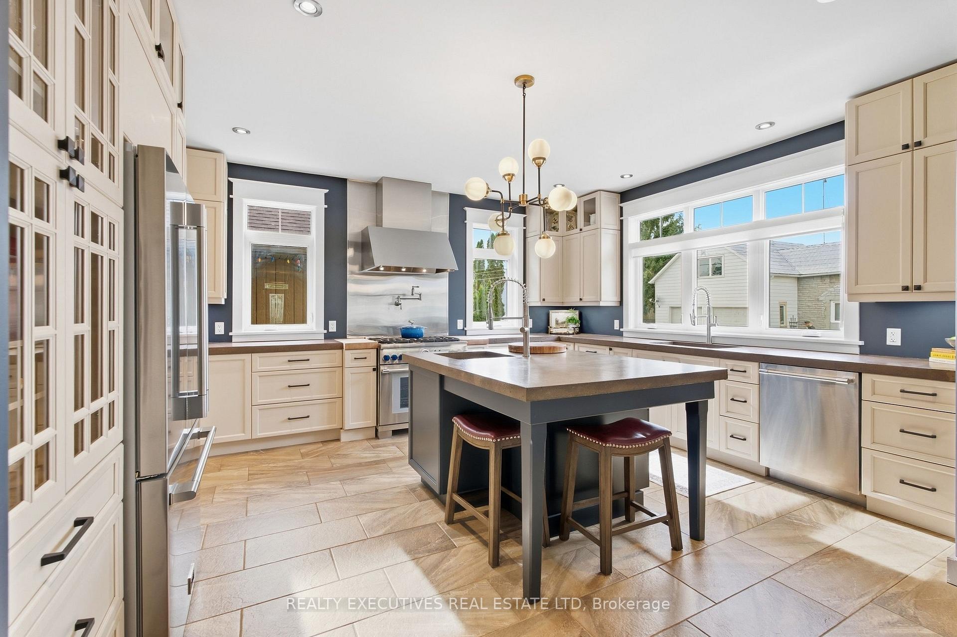 Photo 9 of 534 St Lawrence Street, North Dundas, Winchester — HOMEH