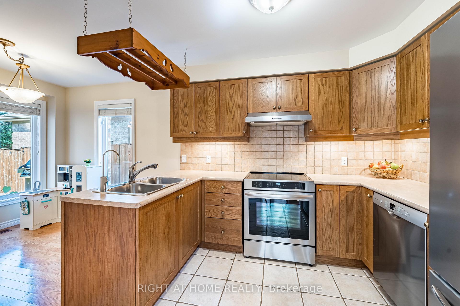 Photo 11 of 1352 Wadebridge Crescent, Oshawa, Eastdale — HOMEH