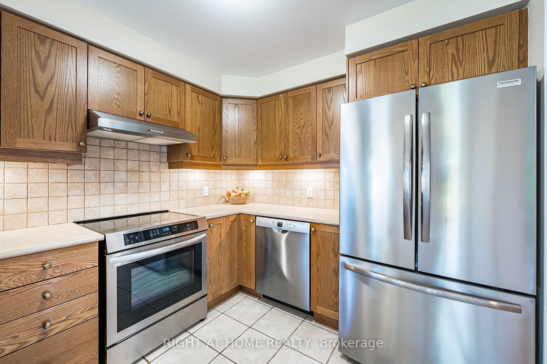 Photo 12 of 1352 Wadebridge Crescent, Oshawa, Eastdale — HOMEH
