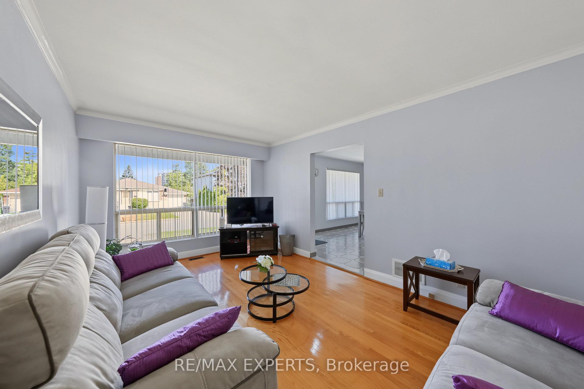 Photo 20 of 129 Sultana Avenue, Toronto, Englemount-Lawrence — HOMEH