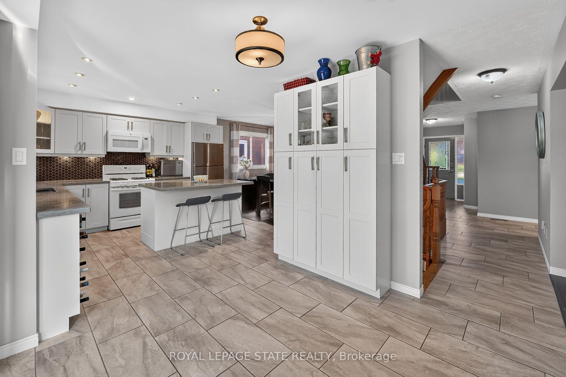 Photo 12 of 31 Princess Boulevard, Grimsby, Grimsby Beach — HOMEH