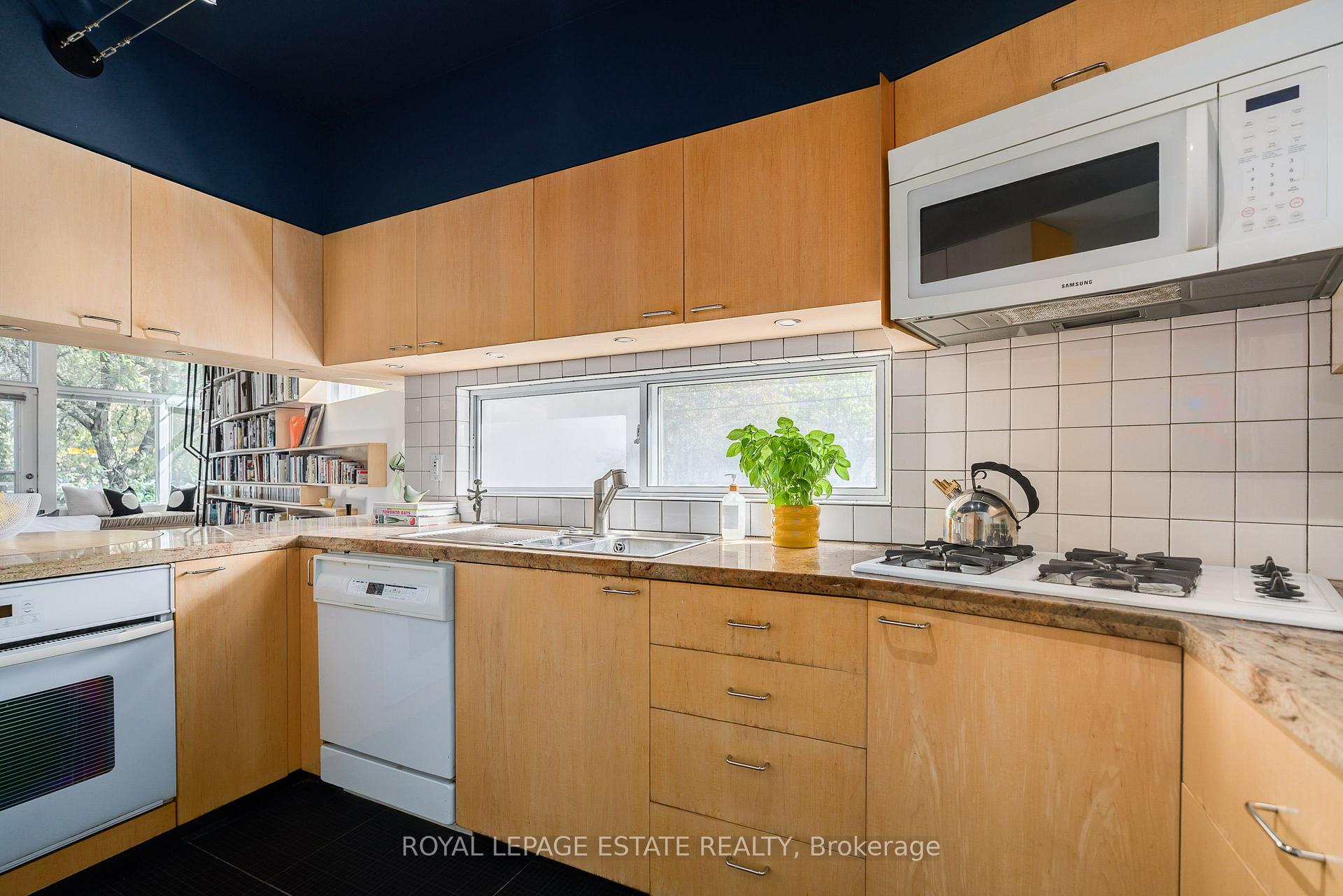 Photo 3 of 61 Seaton Street, Toronto, Moss Park — HOMEH