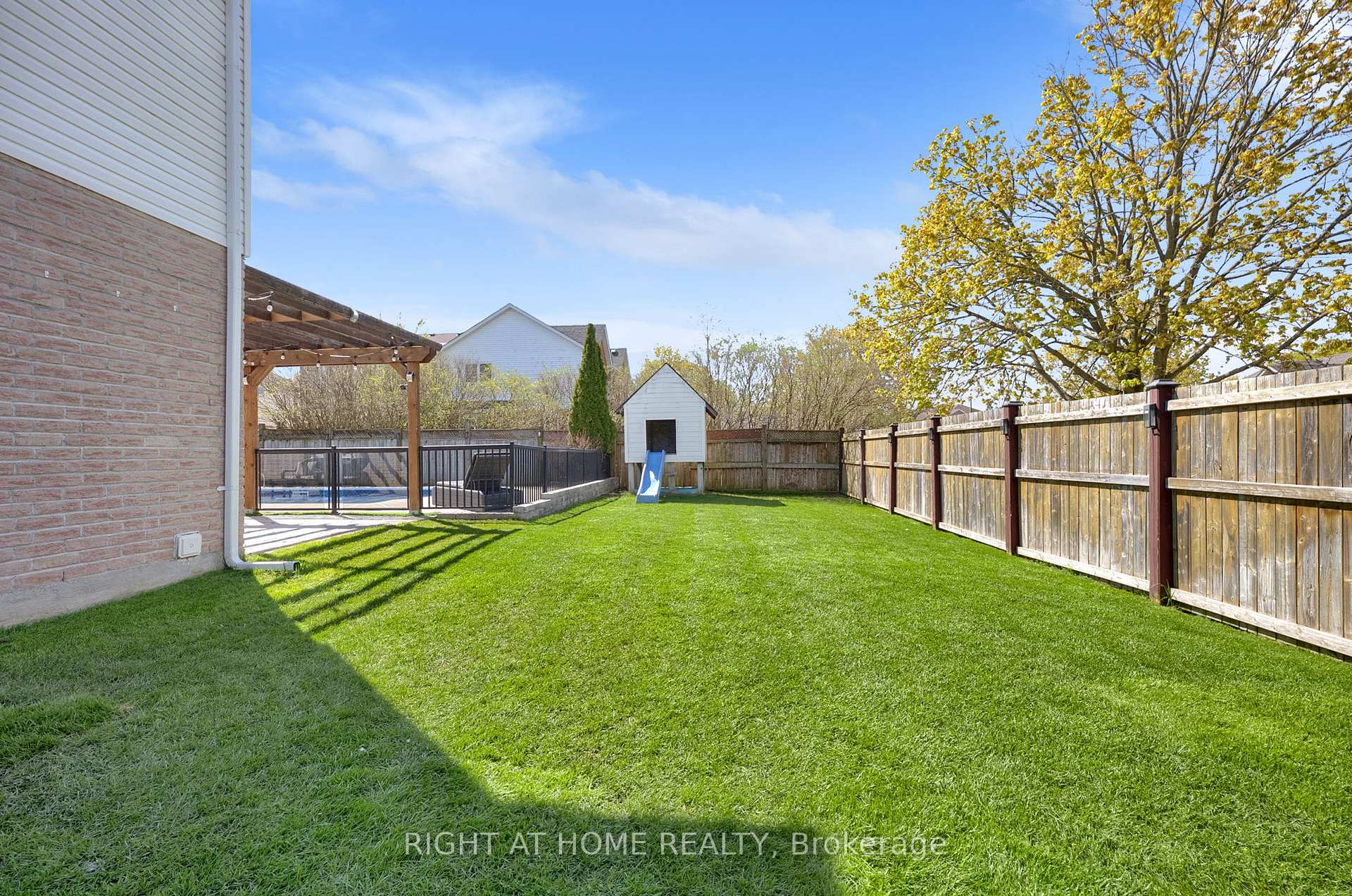 Photo 4 of 75 Auburn Lane, Clarington, Courtice — HOMEH