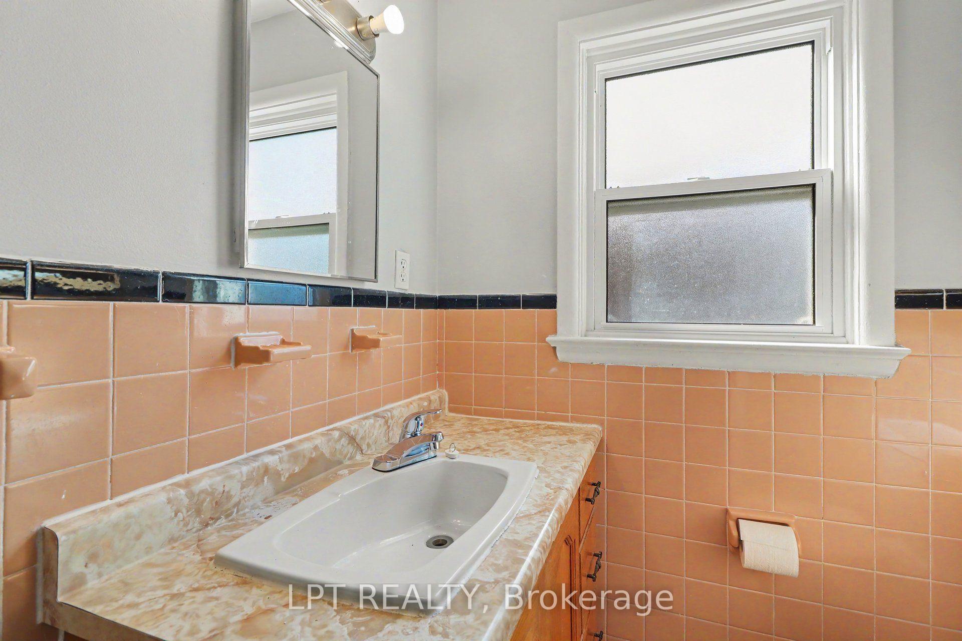 Photo 19 of 703 Morgan Street, Ottawa, Vanier — HOMEH