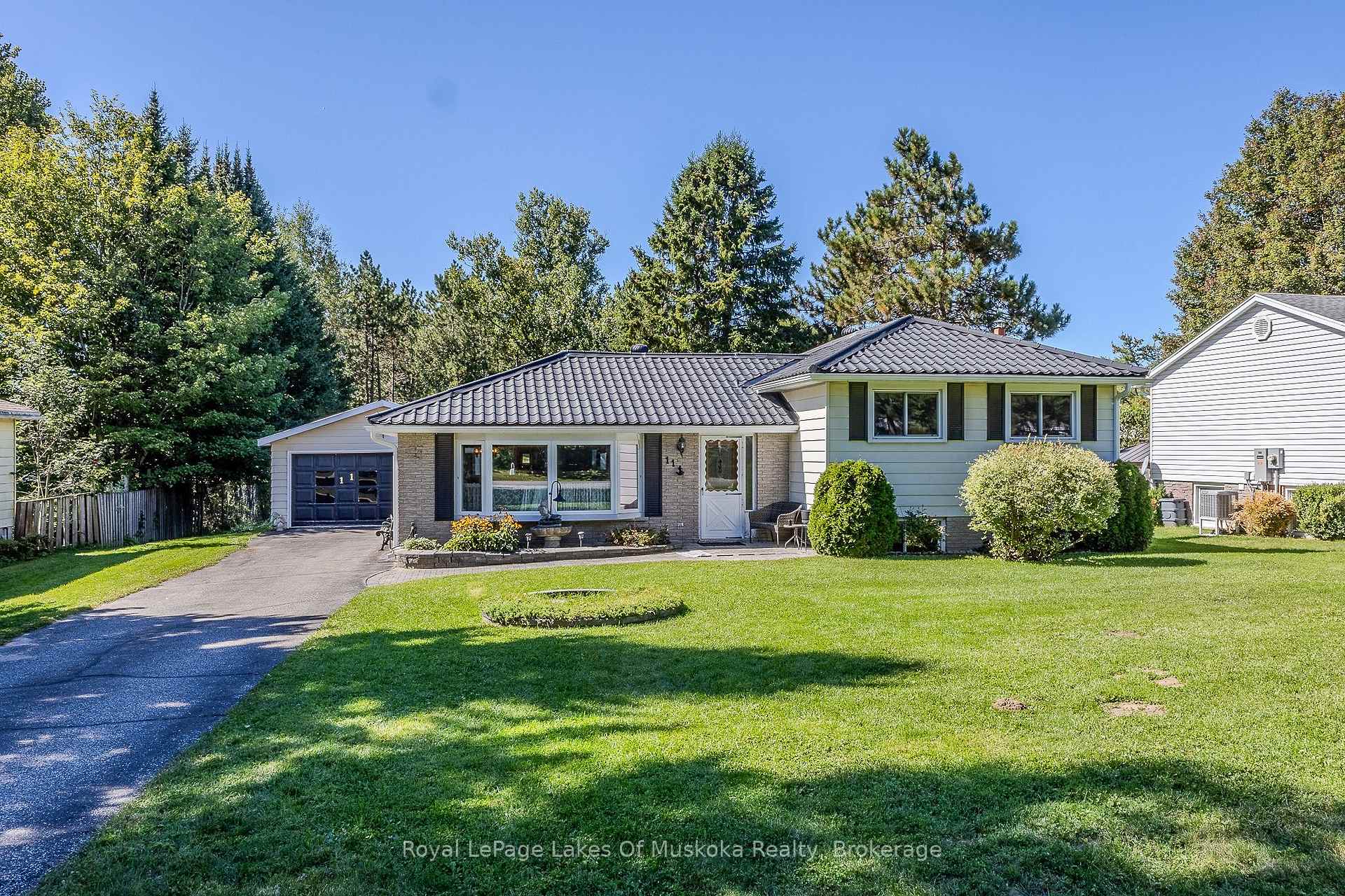 Photo 3 of 11 Pine Street, Bracebridge, Macaulay — HOMEH