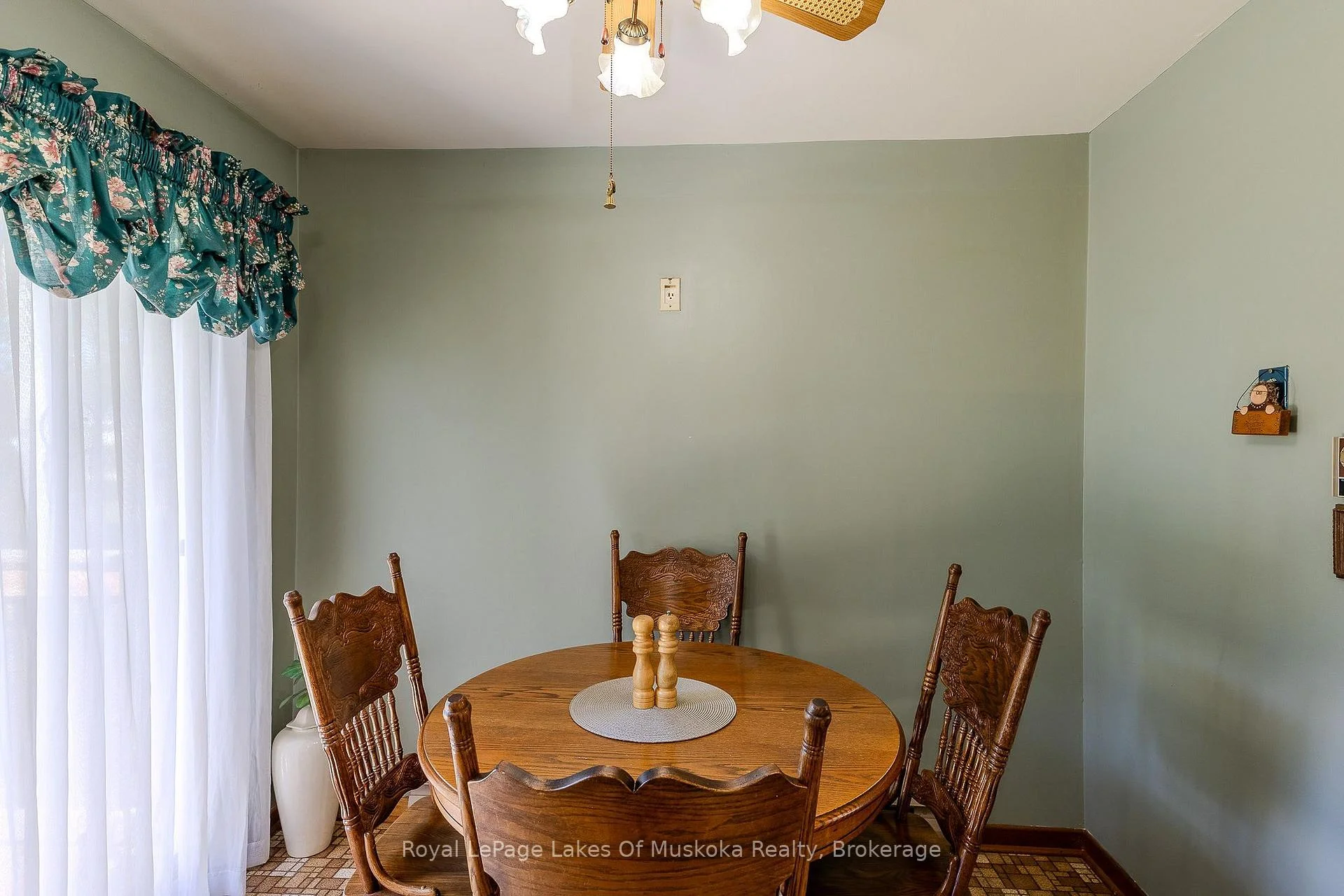 Photo 21 of 11 Pine Street, Bracebridge, Macaulay — HOMEH