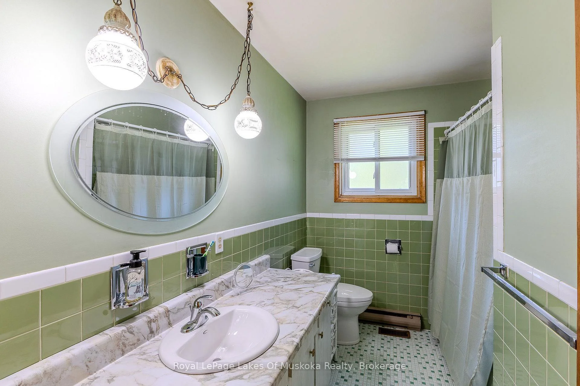 Photo 34 of 11 Pine Street, Bracebridge, Macaulay — HOMEH