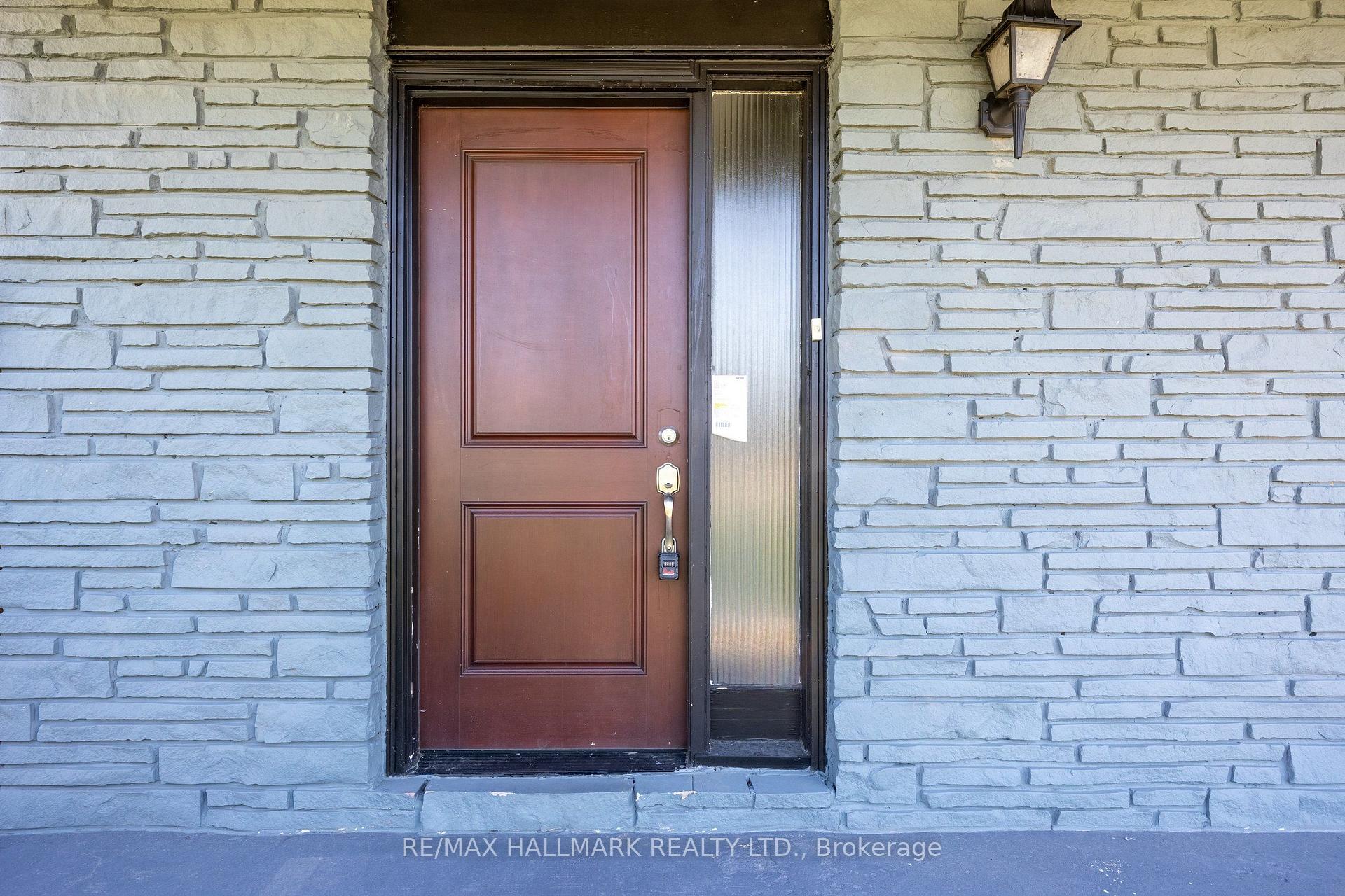 Photo 3 of 109 Thickson Road S, Whitby, Blue Grass Meadows — HOMEH