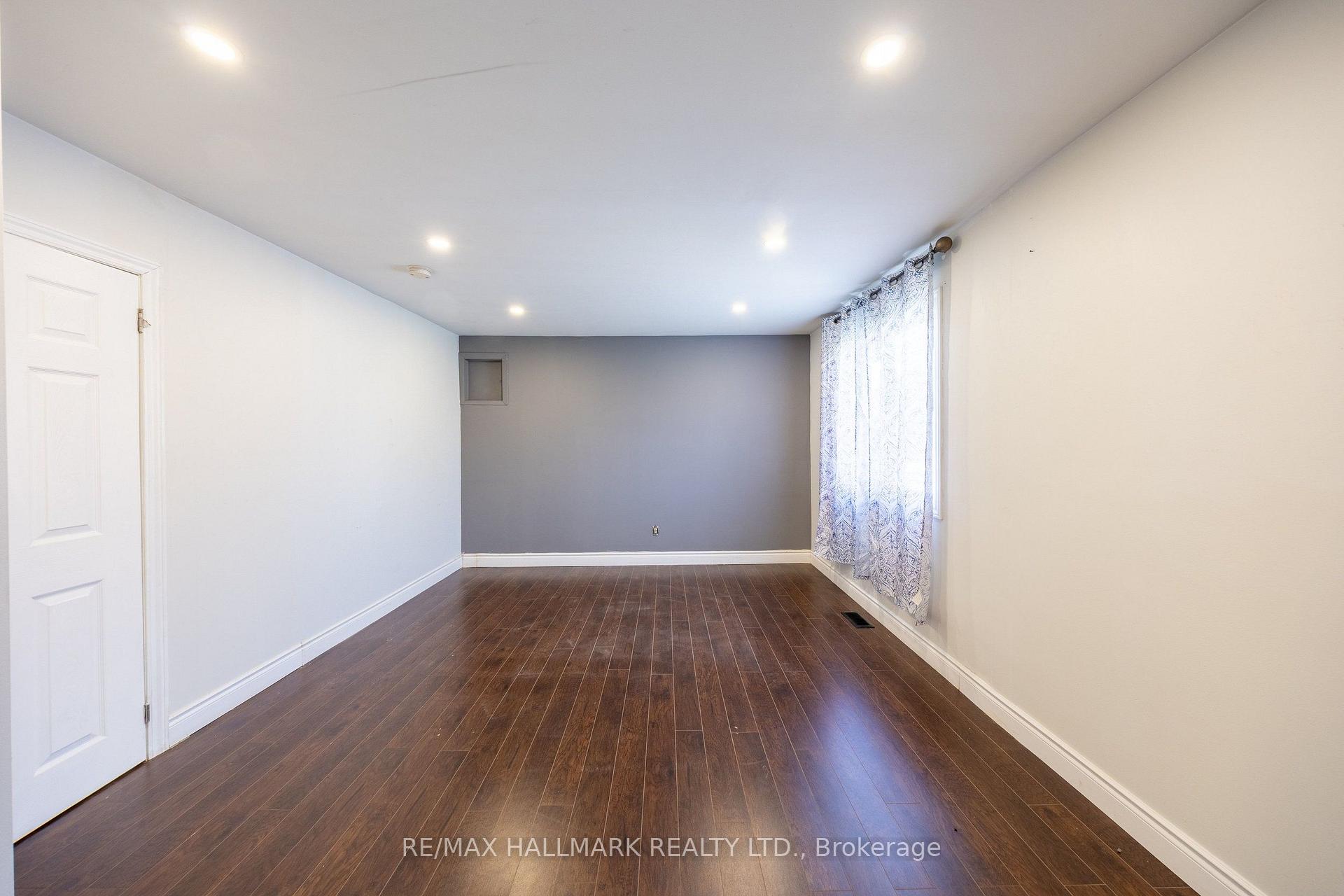 Photo 33 of 109 Thickson Road S, Whitby, Blue Grass Meadows — HOMEH
