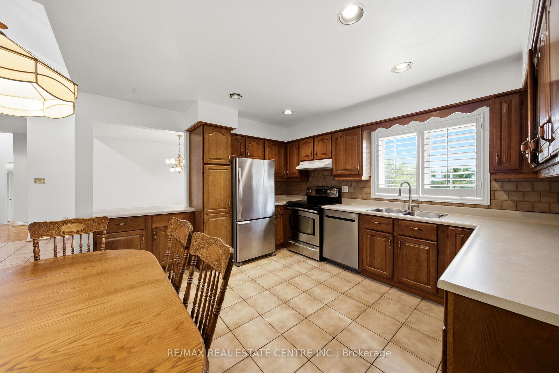 Photo 12 of 335 York Road, Burlington, LaSalle — HOMEH