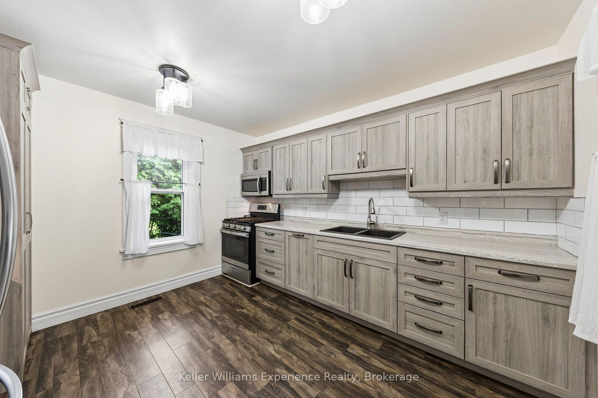 Photo 20 of 17 Stone Street, Springwater, Elmvale — HOMEH