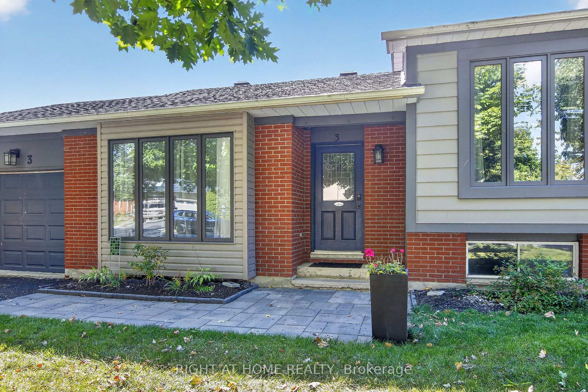 Photo 3 of 3 Pommel Crescent, Ottawa, Kanata - Bridlewood — HOMEH