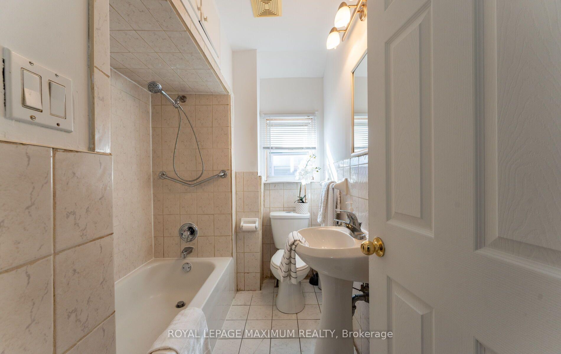 Photo 16 of 376 Mc Roberts Avenue, Toronto, Caledonia-Fairbank — HOMEH