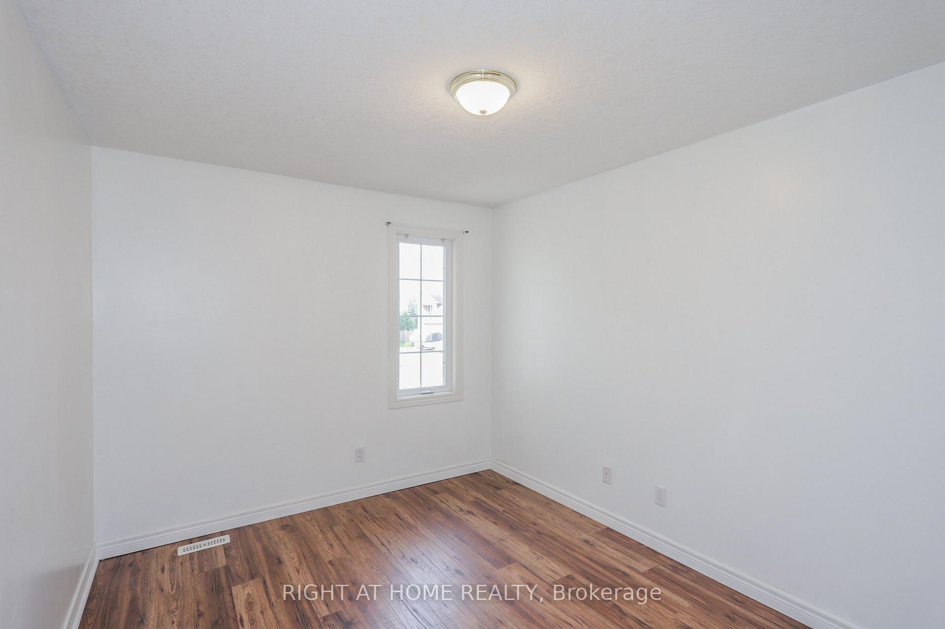 Photo 10 of 756 Hedgerow Place, London, North C — HOMEH