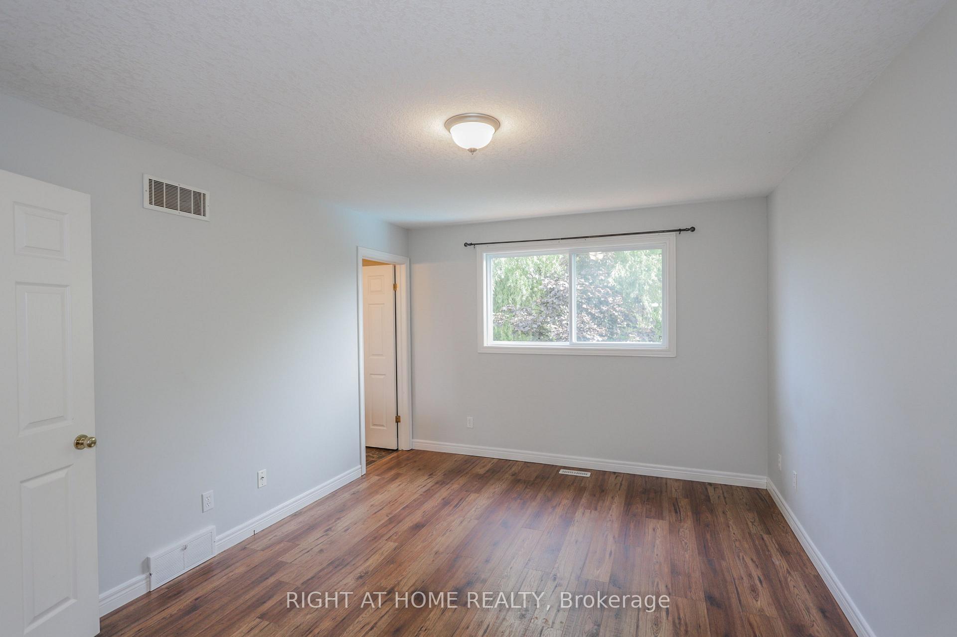 Photo 13 of 756 Hedgerow Place, London, North C — HOMEH
