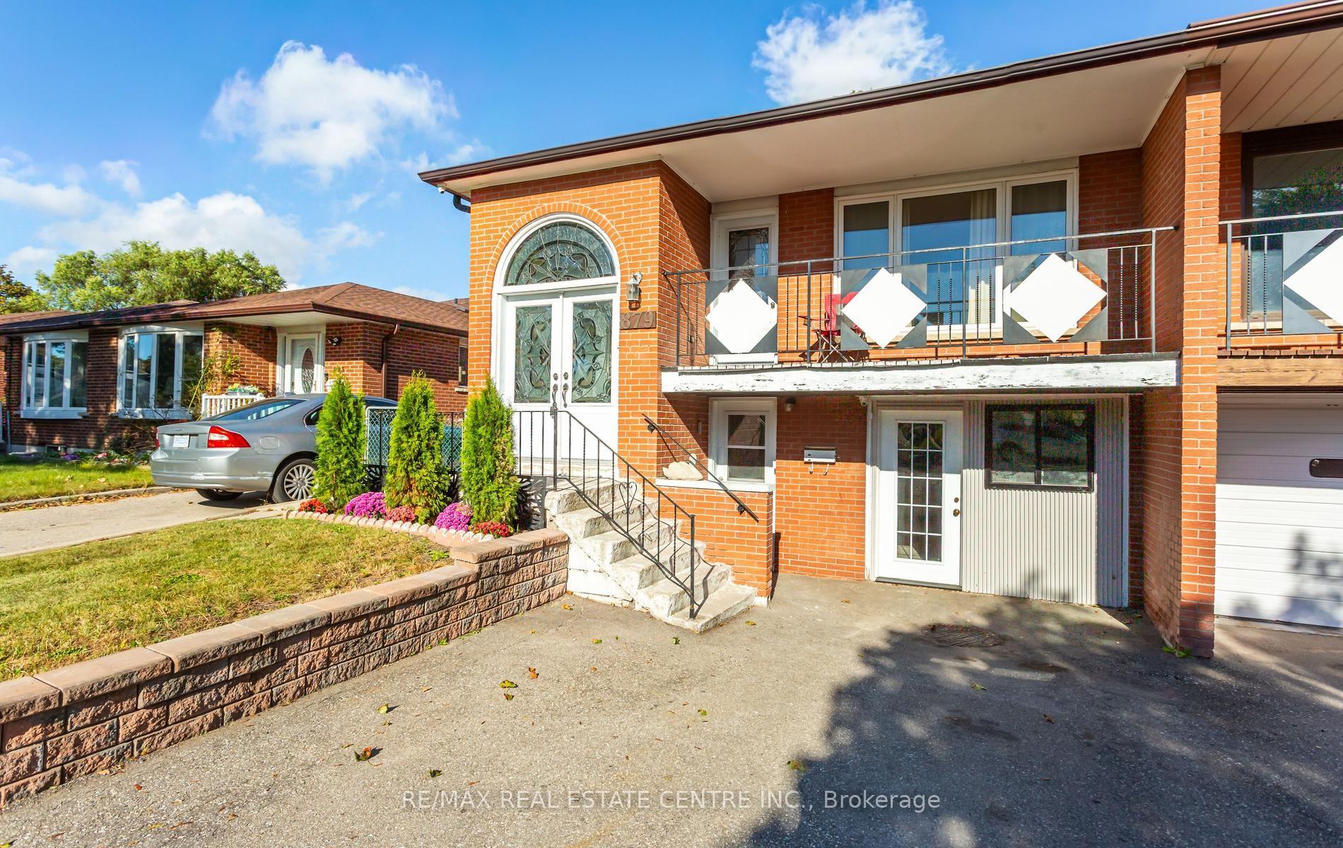 Photo 2 of 879 Consort Crescent, Mississauga, Erindale — HOMEH