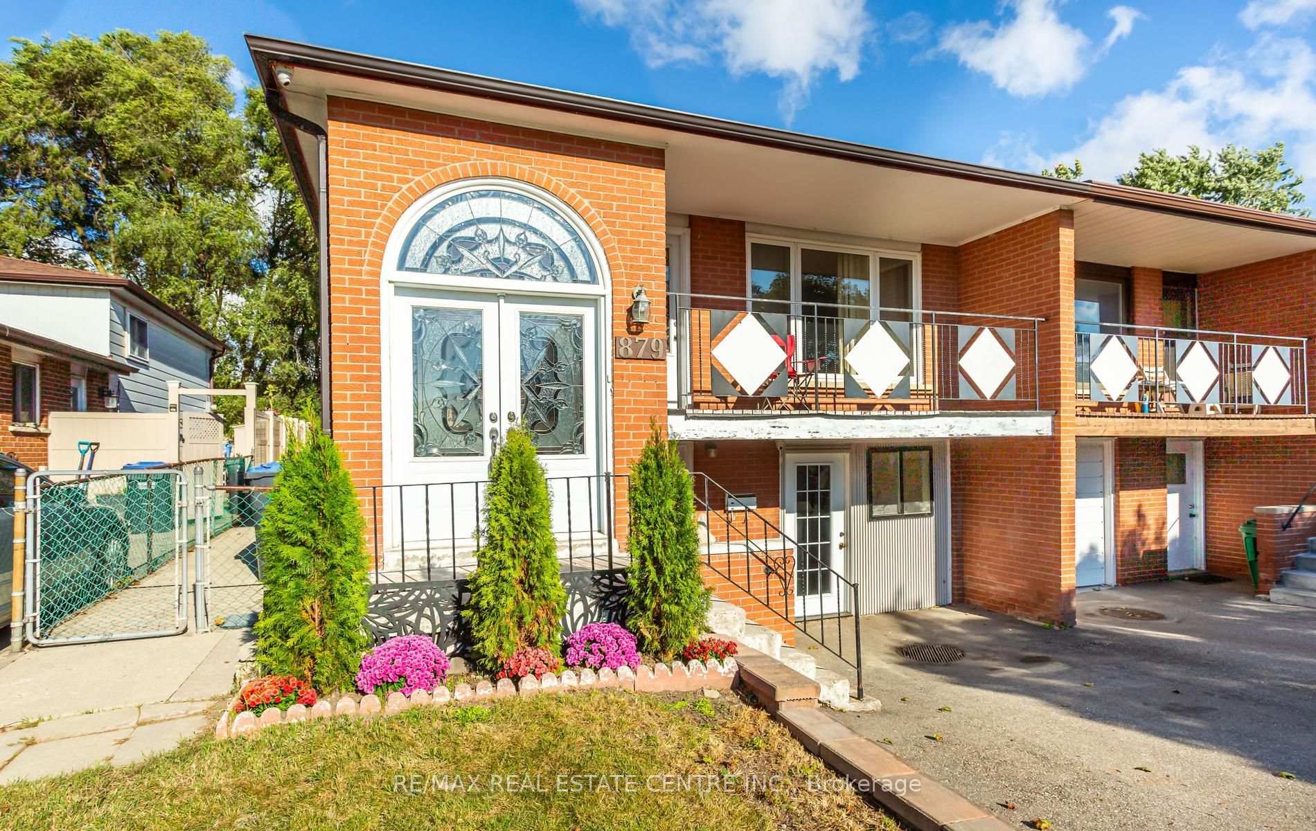 Photo 3 of 879 Consort Crescent, Mississauga, Erindale — HOMEH