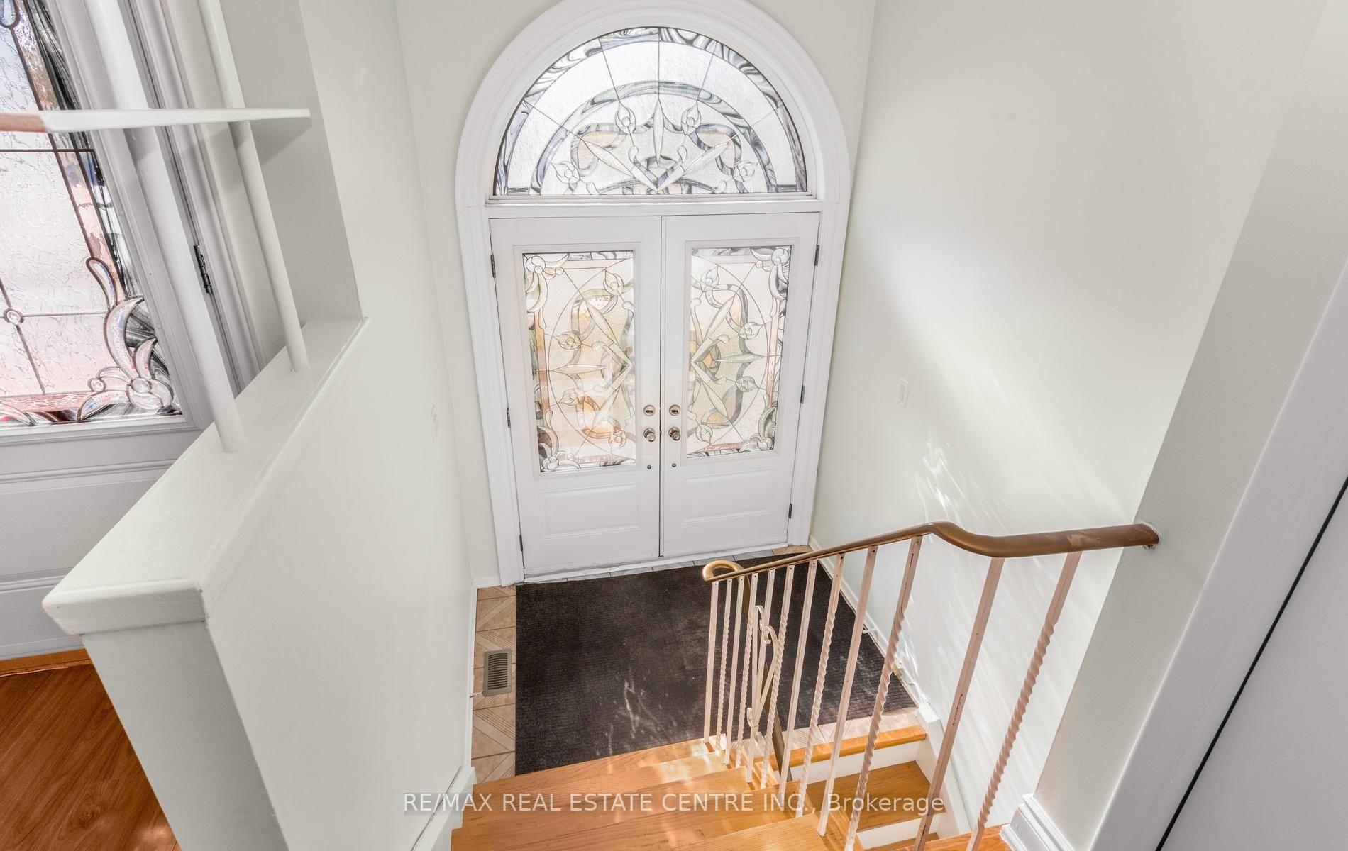 Photo 4 of 879 Consort Crescent, Mississauga, Erindale — HOMEH