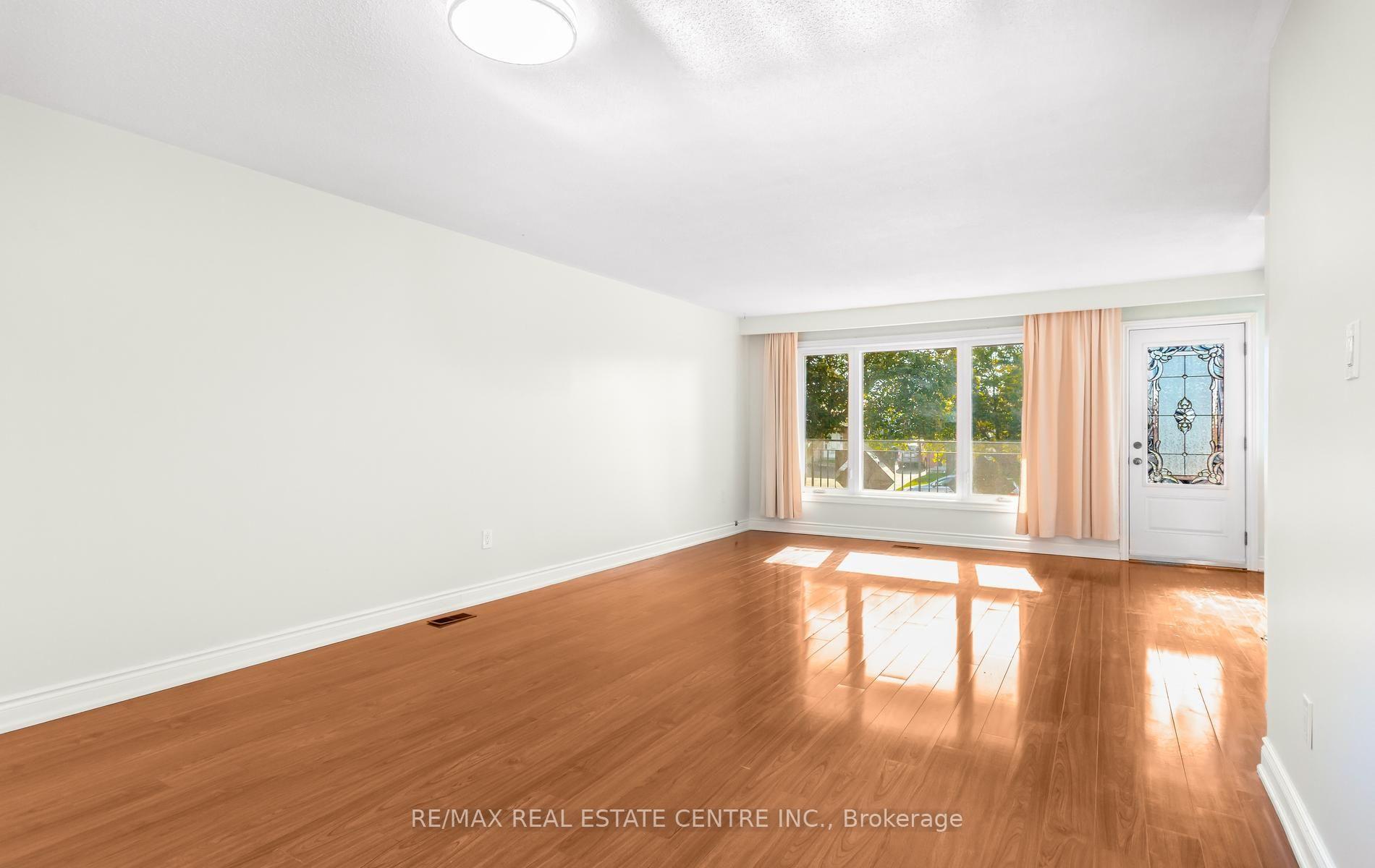 Photo 9 of 879 Consort Crescent, Mississauga, Erindale — HOMEH