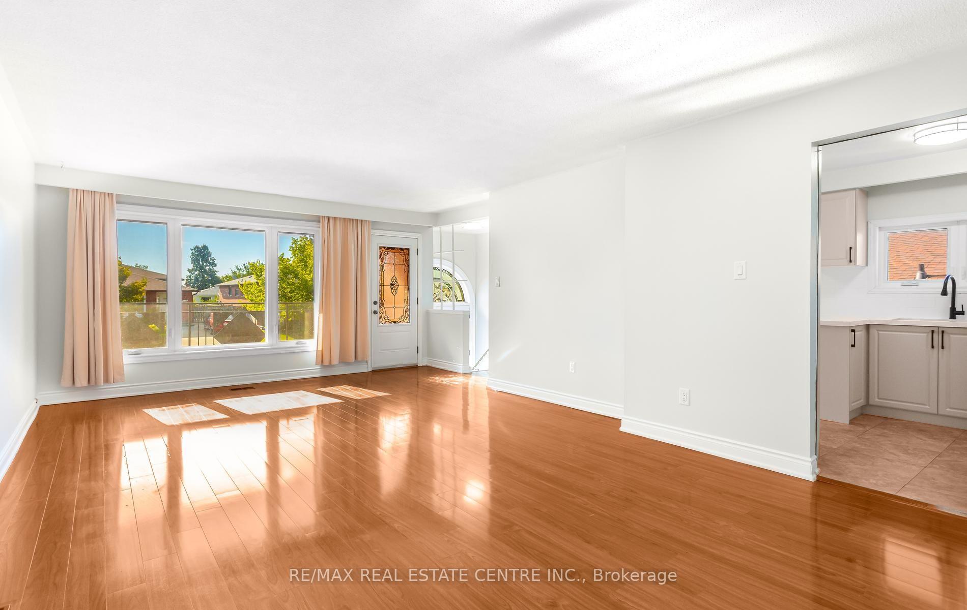 Photo 8 of 879 Consort Crescent, Mississauga, Erindale — HOMEH