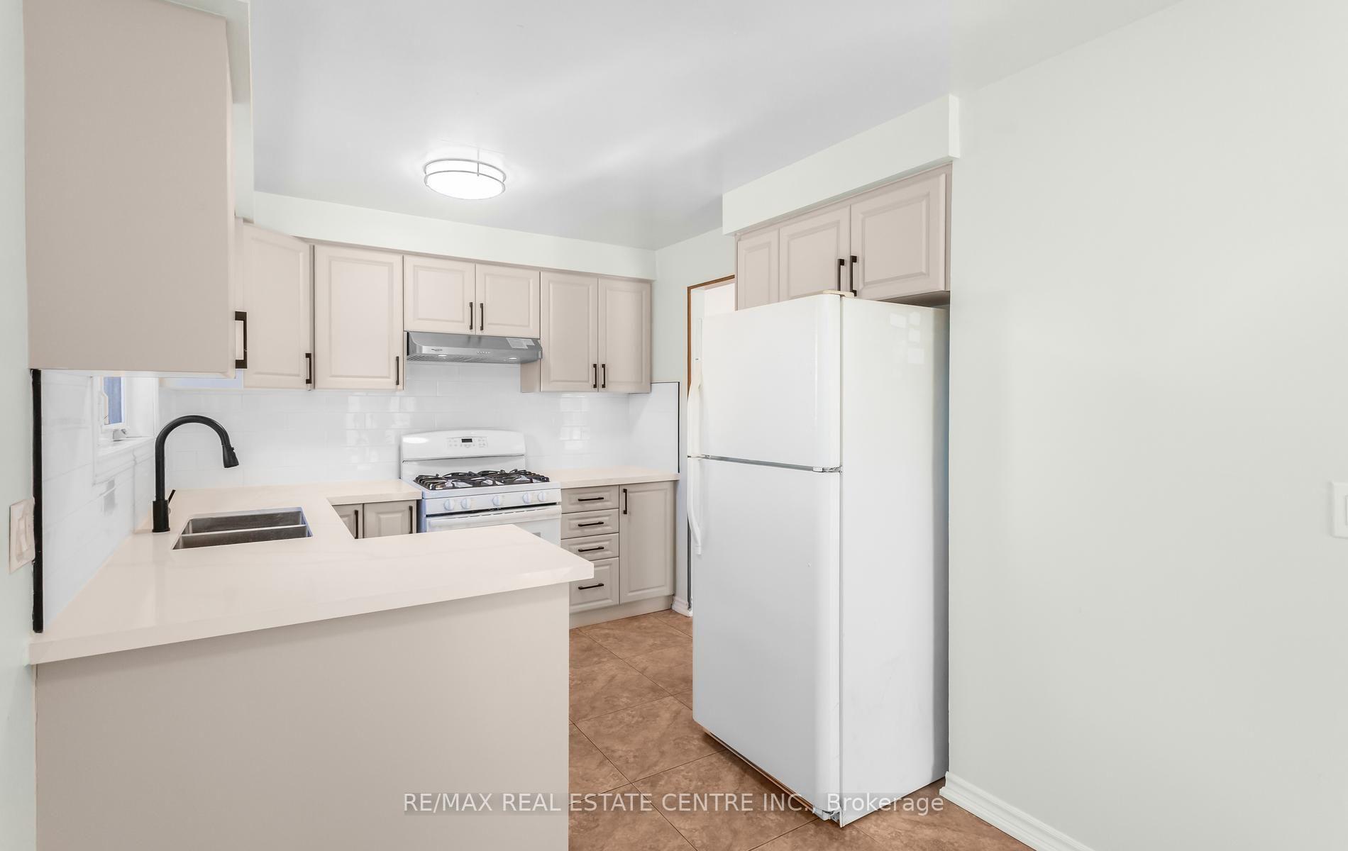 Photo 13 of 879 Consort Crescent, Mississauga, Erindale — HOMEH