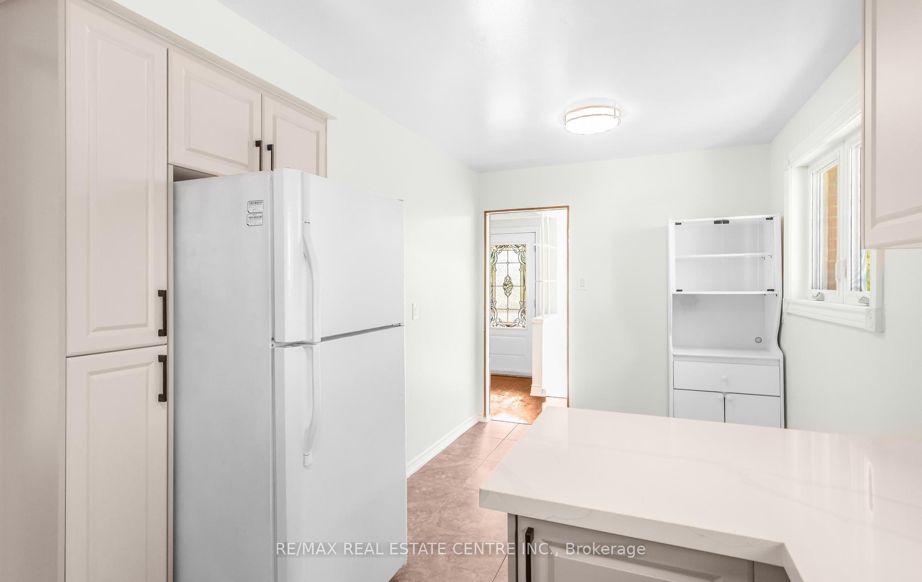 Photo 15 of 879 Consort Crescent, Mississauga, Erindale — HOMEH