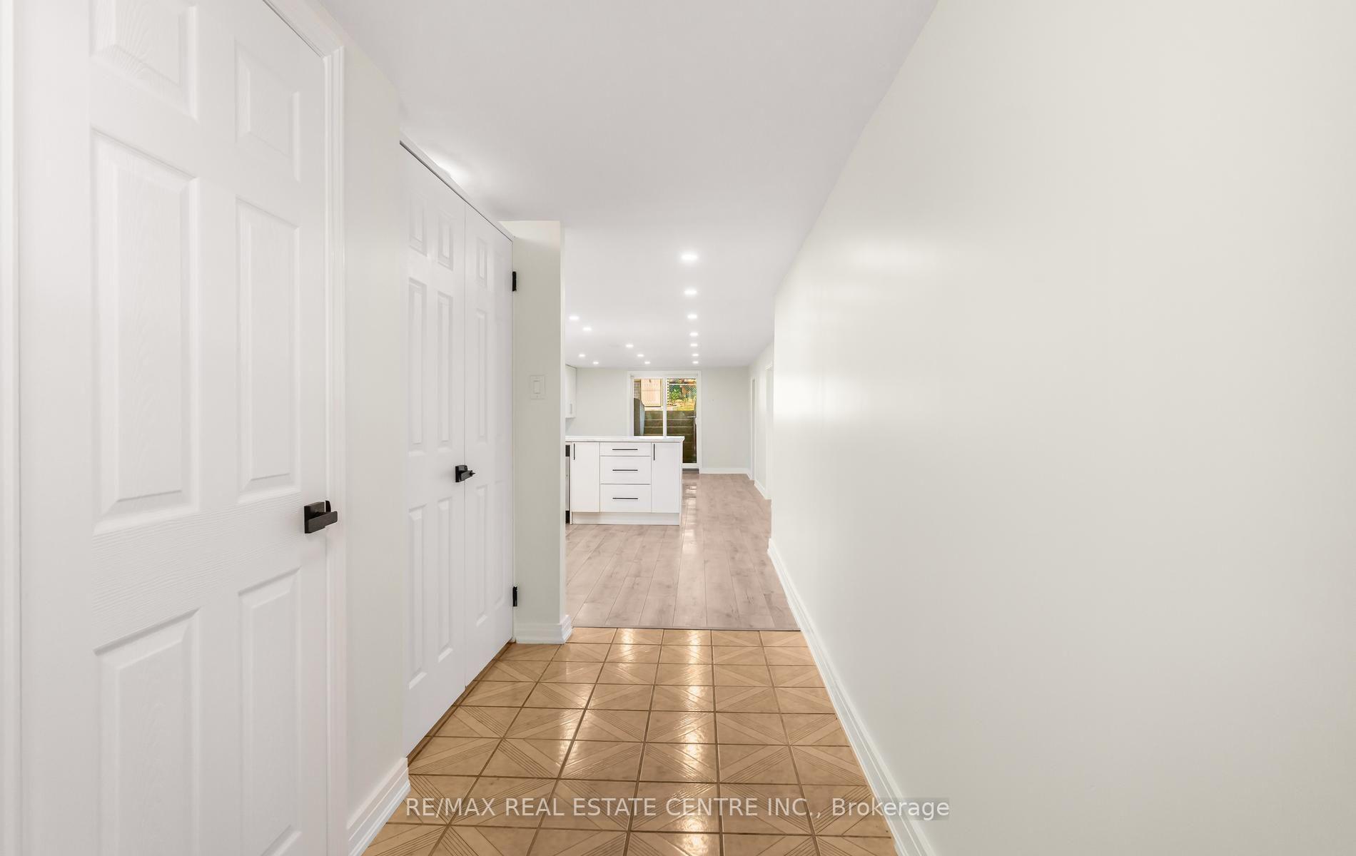 Photo 33 of 879 Consort Crescent, Mississauga, Erindale — HOMEH