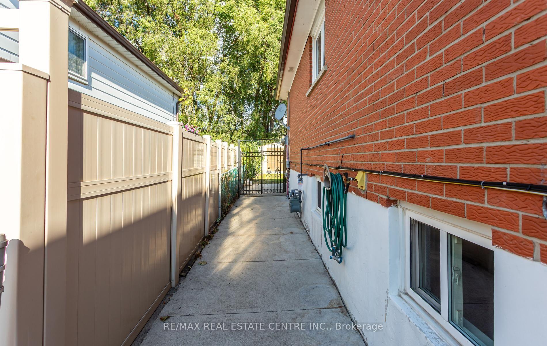 Photo 46 of 879 Consort Crescent, Mississauga, Erindale — HOMEH