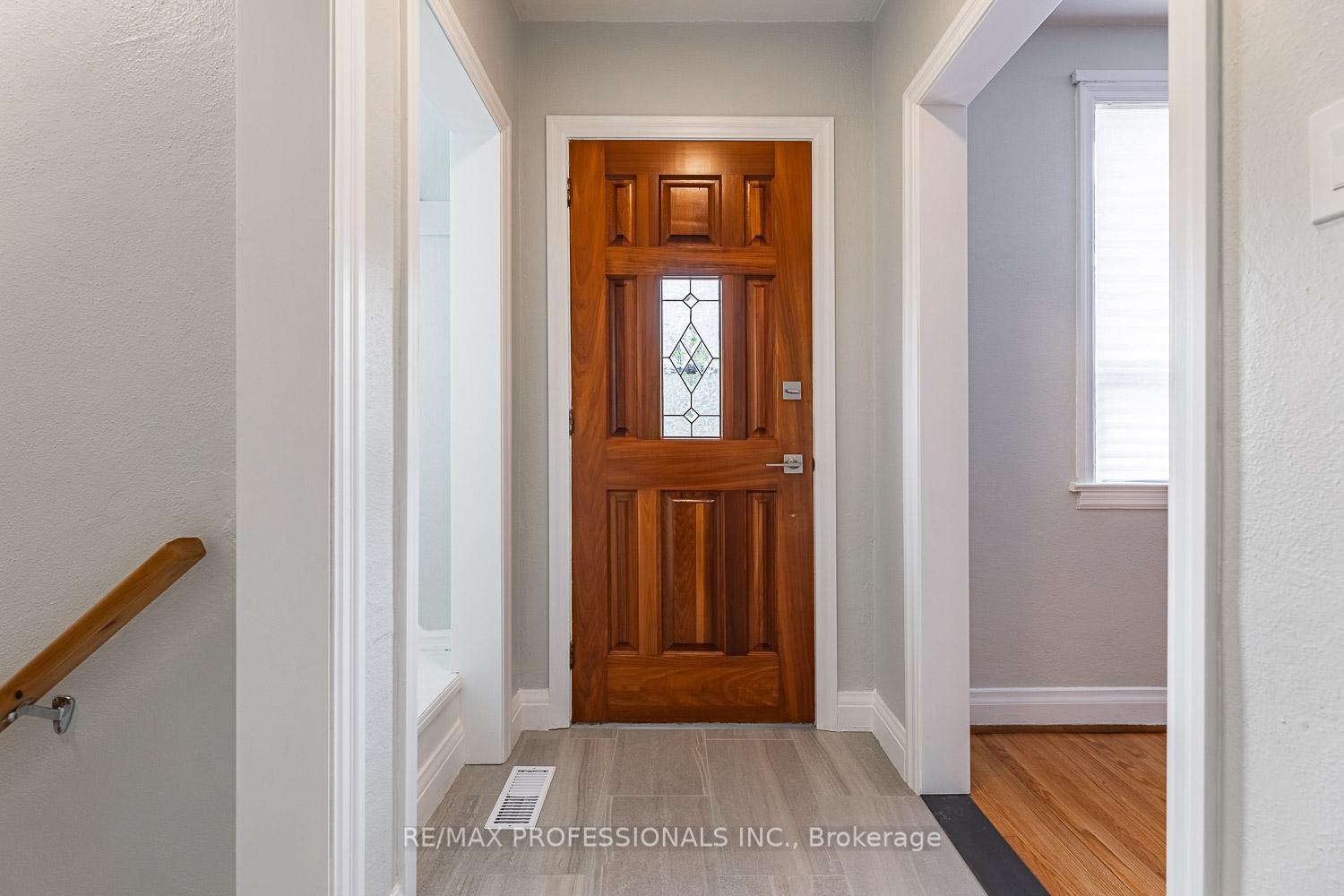 Photo 3 of 11 Stock Avenue, Etobicoke, Islington-City Centre West — HOMEH