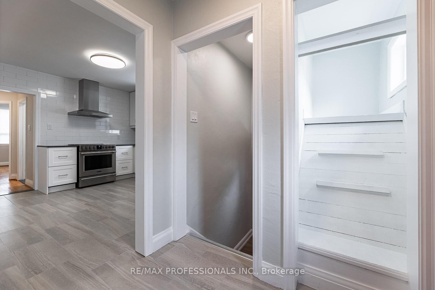 Photo 4 of 11 Stock Avenue, Etobicoke, Islington-City Centre West — HOMEH