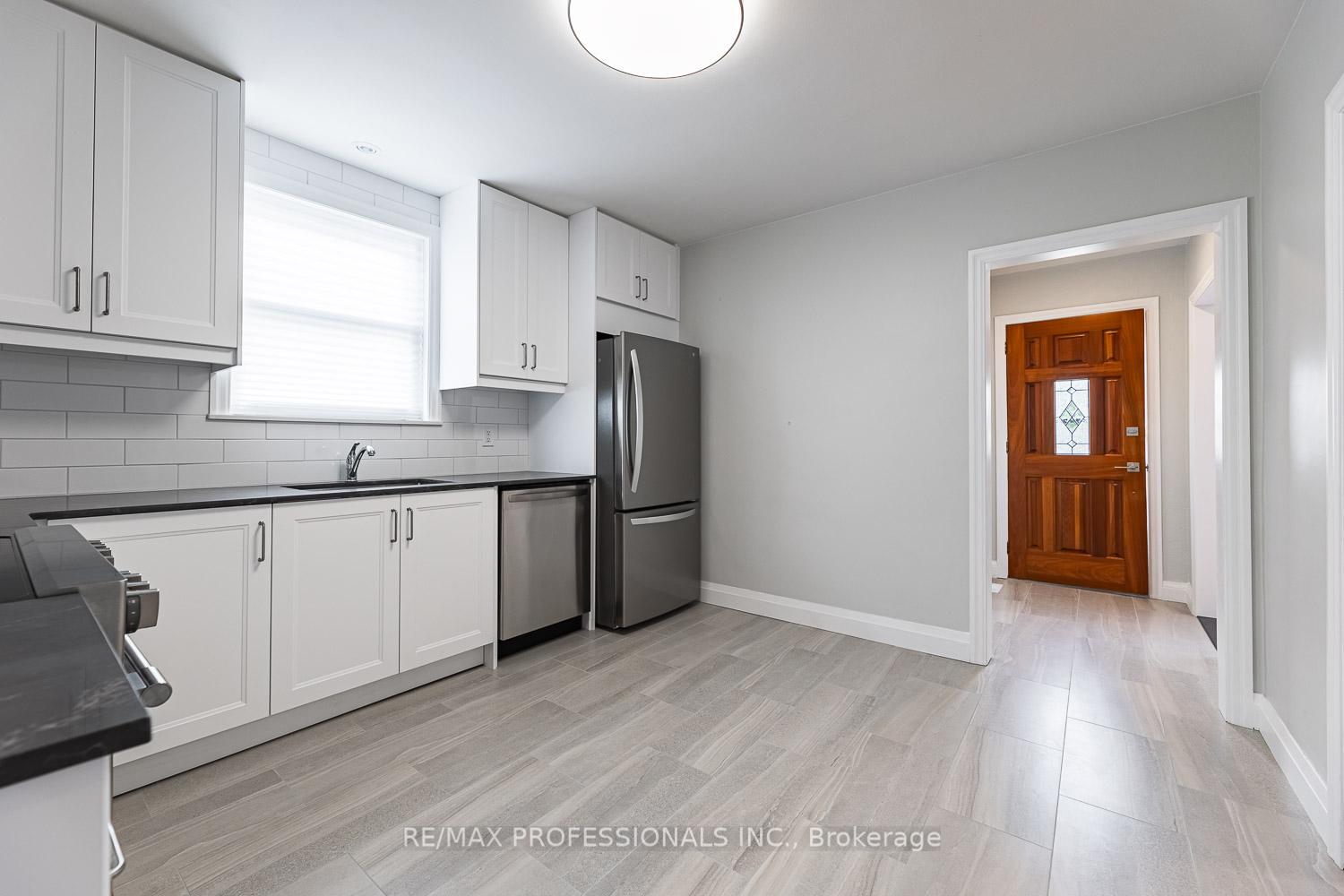 Photo 7 of 11 Stock Avenue, Etobicoke, Islington-City Centre West — HOMEH