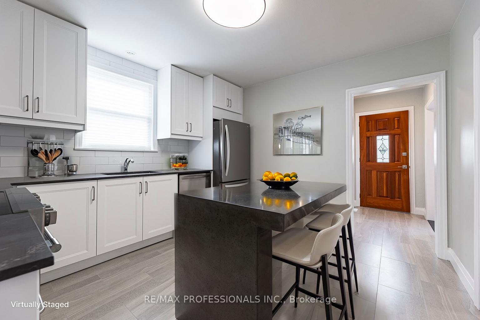 Photo 8 of 11 Stock Avenue, Etobicoke, Islington-City Centre West — HOMEH