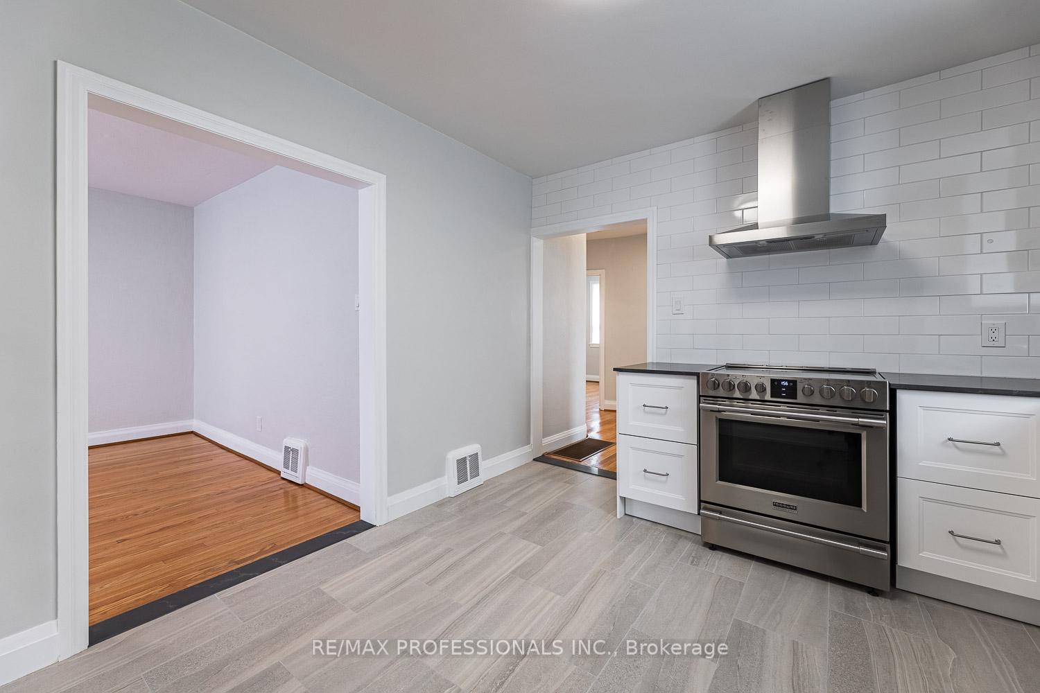 Photo 9 of 11 Stock Avenue, Etobicoke, Islington-City Centre West — HOMEH