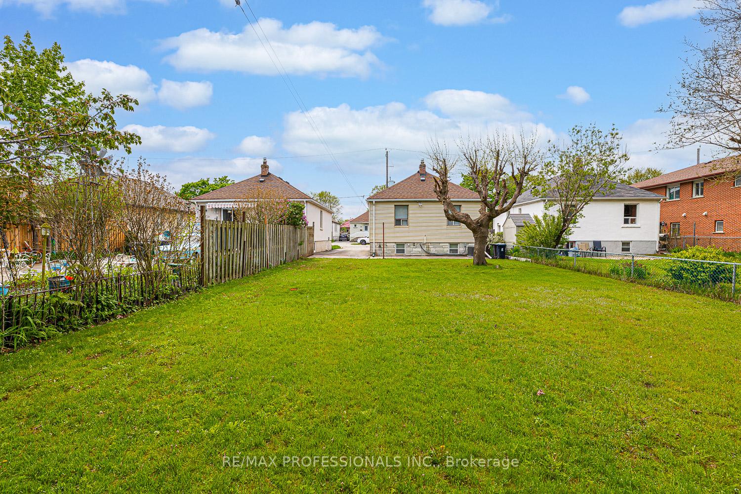 Photo 37 of 11 Stock Avenue, Etobicoke, Islington-City Centre West — HOMEH
