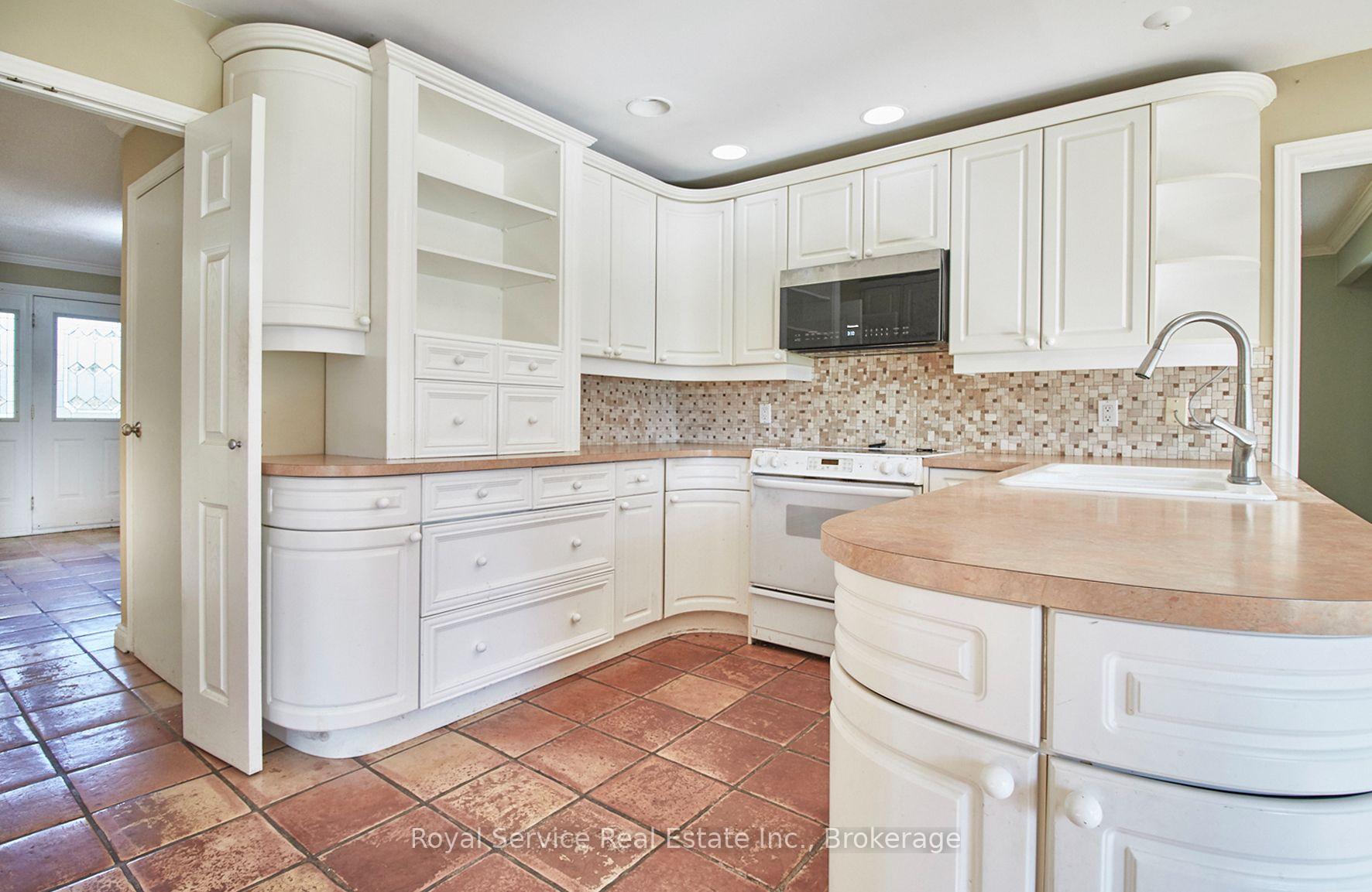 Photo 8 of 650 Lake Ridge Road, Ajax, South East — HOMEH