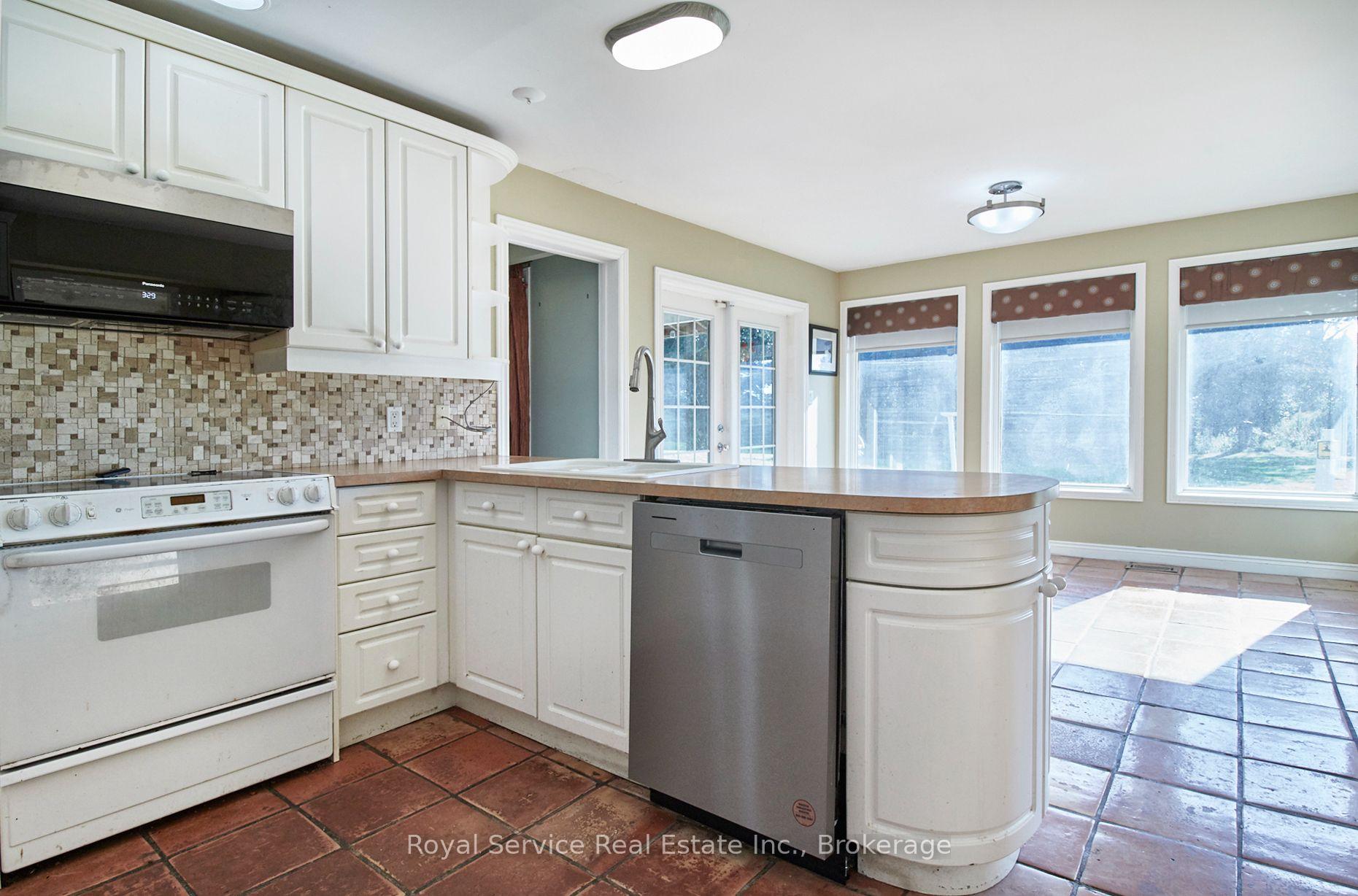 Photo 9 of 650 Lake Ridge Road, Ajax, South East — HOMEH
