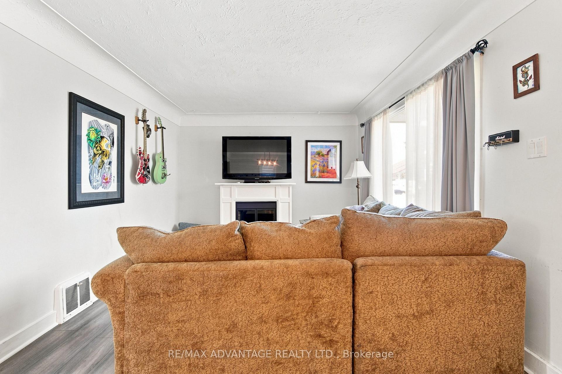 Photo 7 of 77 First Avenue, St. Thomas — HOMEH