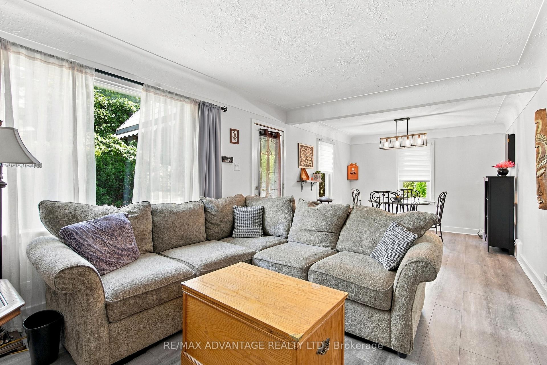 Photo 10 of 77 First Avenue, St. Thomas — HOMEH