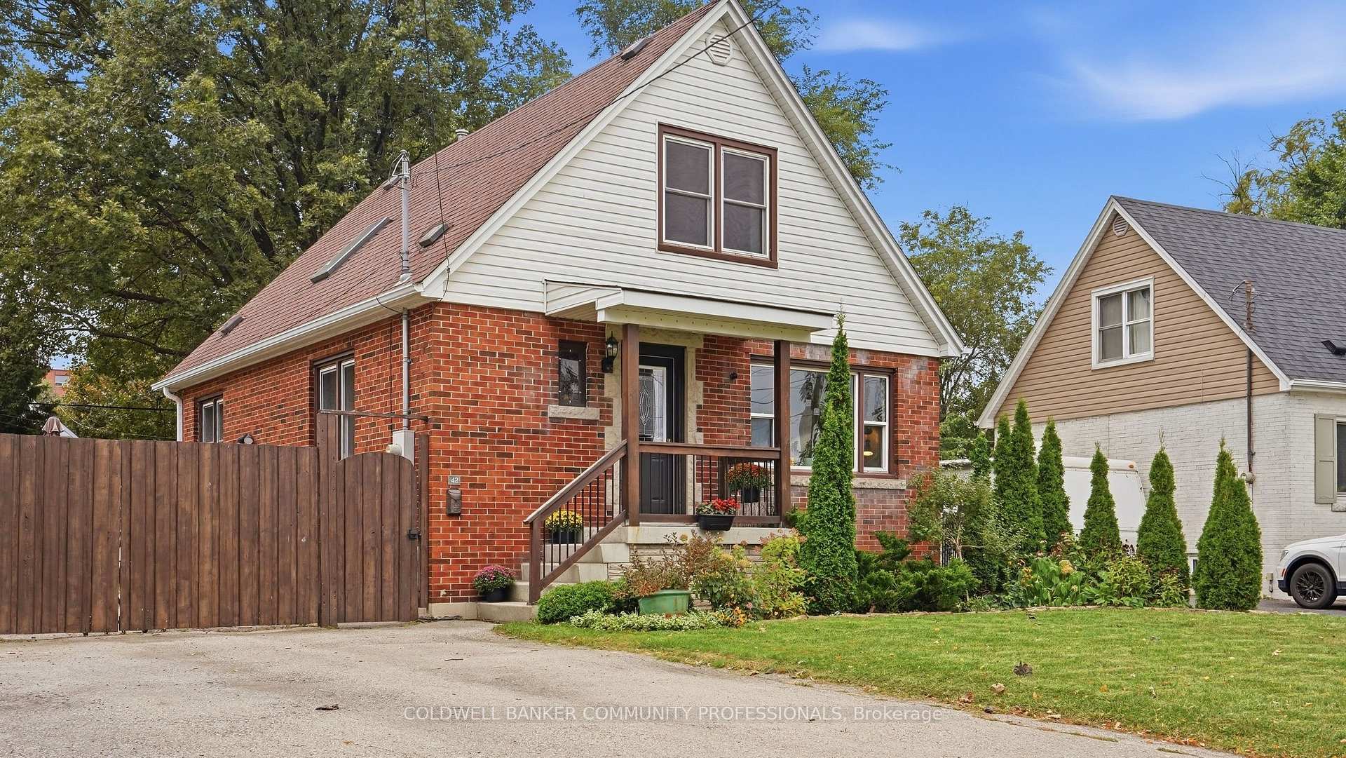 Photo 2 of 42 Delevan Crescent, Hamilton, Hill Park — HOMEH