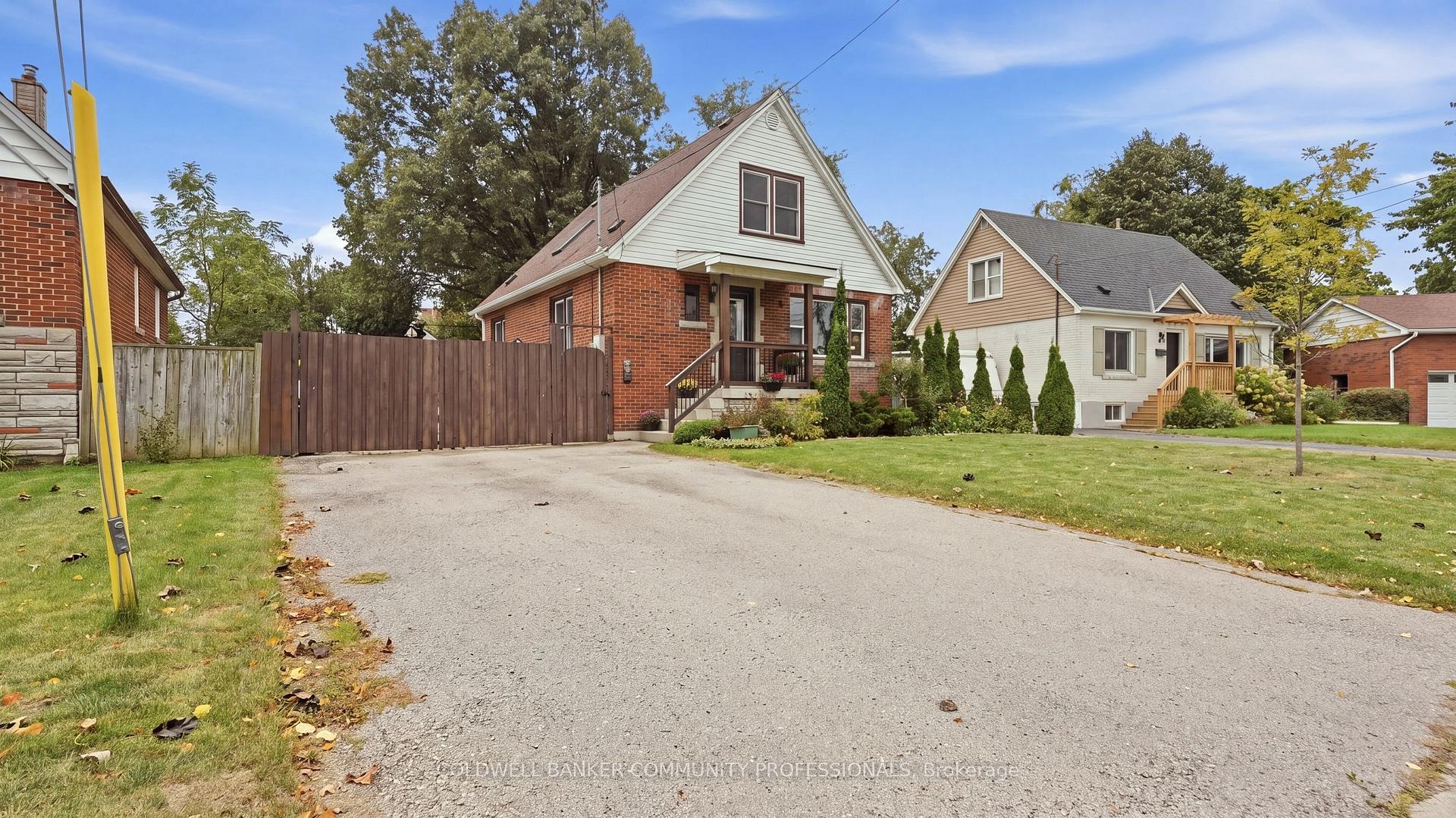 Photo 3 of 42 Delevan Crescent, Hamilton, Hill Park — HOMEH