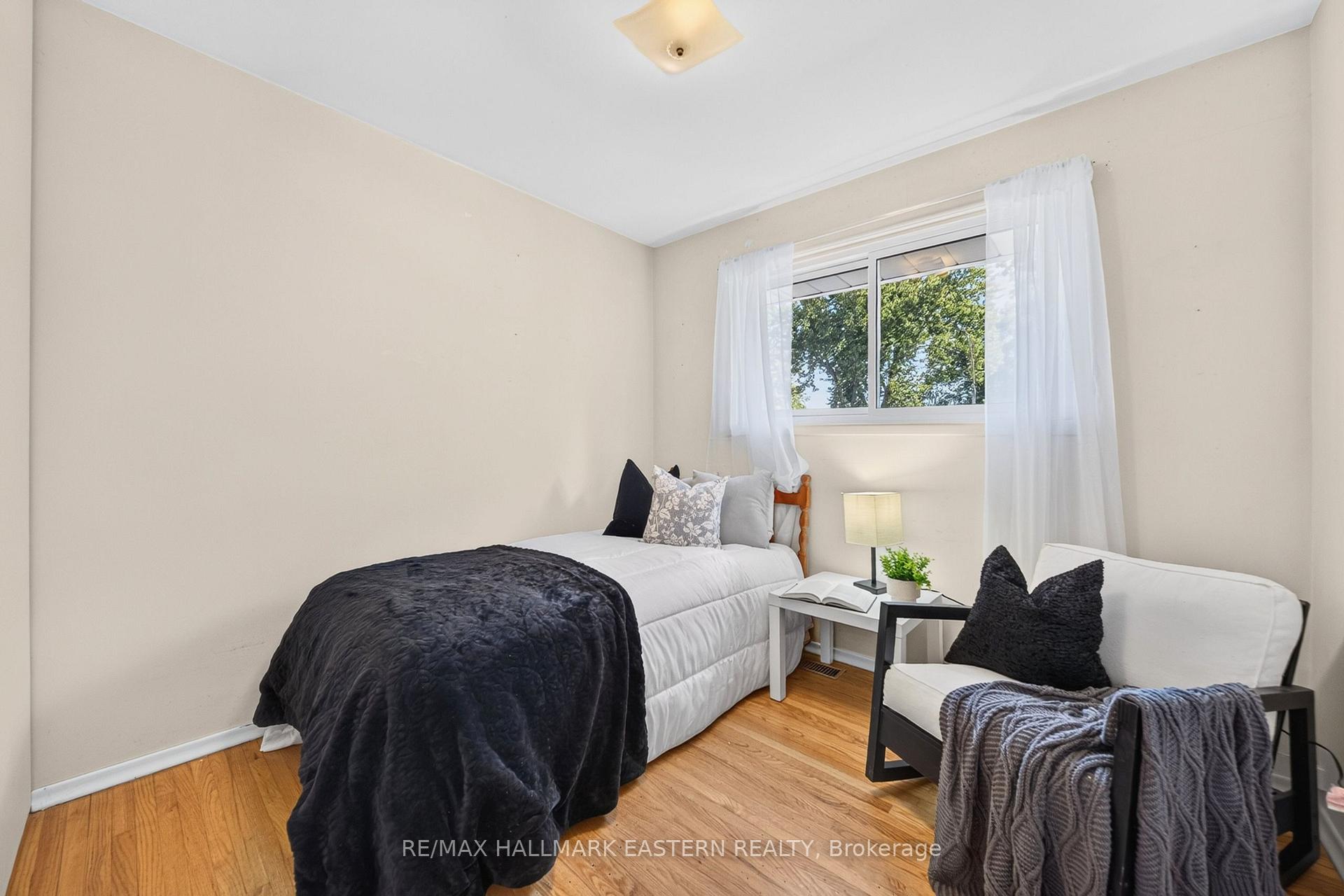 Photo 10 of 1337 Franklin Drive W, Peterborough, Northcrest Ward 5 — HOMEH