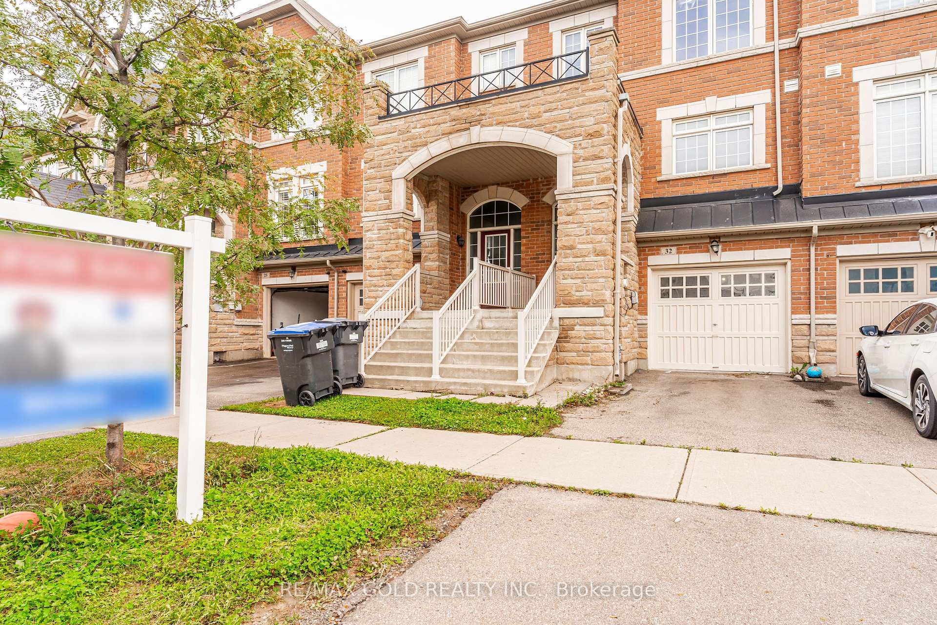 Photo 4 of 32 Rockman Crescent, Brampton, Northwest Brampton — HOMEH