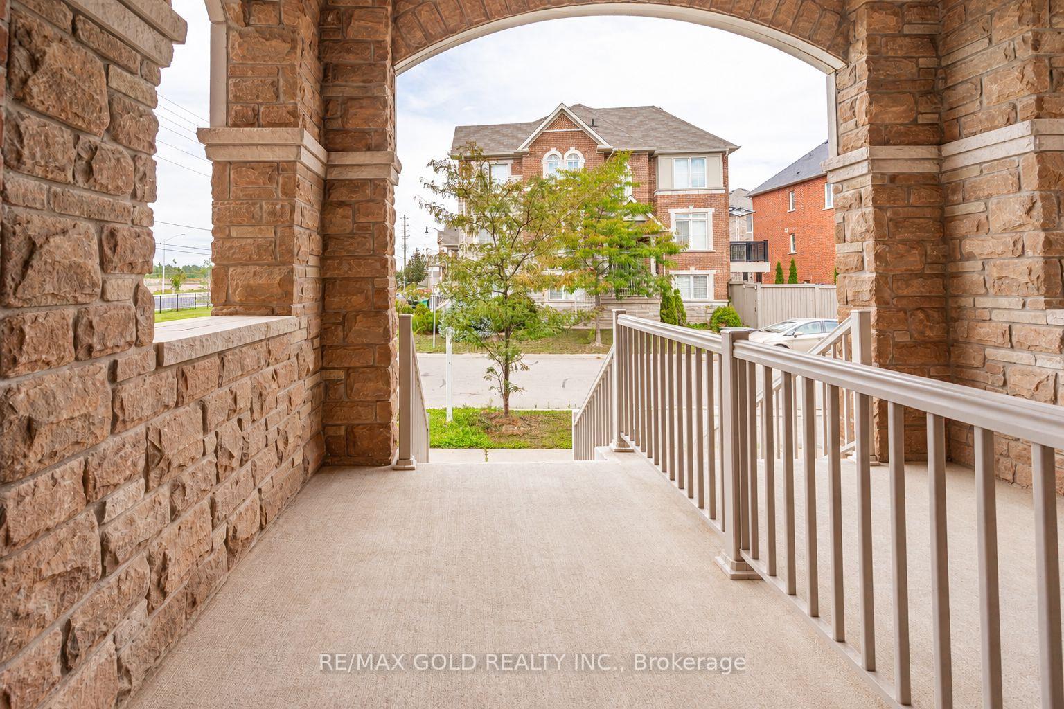 Photo 6 of 32 Rockman Crescent, Brampton, Northwest Brampton — HOMEH