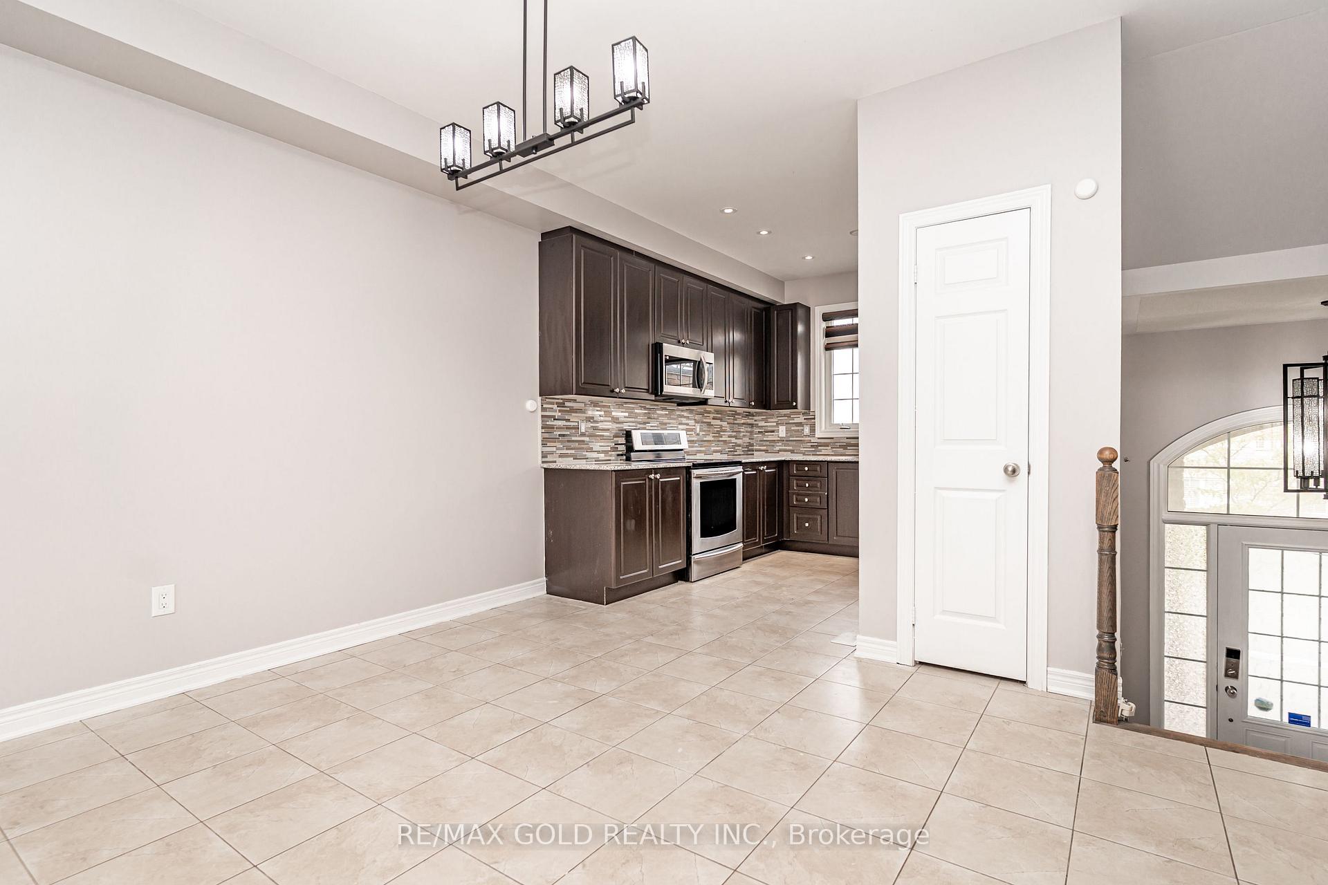Photo 9 of 32 Rockman Crescent, Brampton, Northwest Brampton — HOMEH