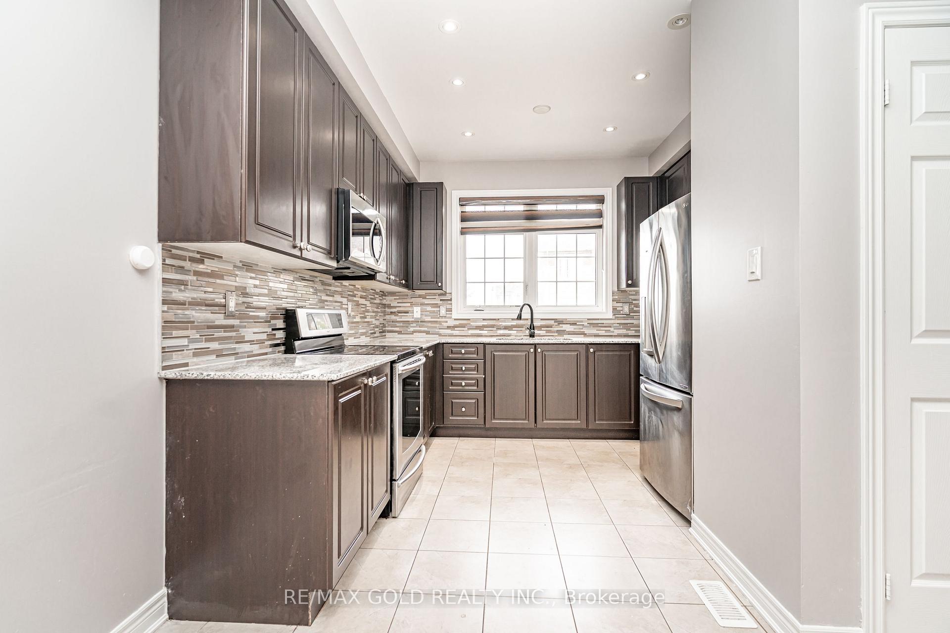 Photo 10 of 32 Rockman Crescent, Brampton, Northwest Brampton — HOMEH