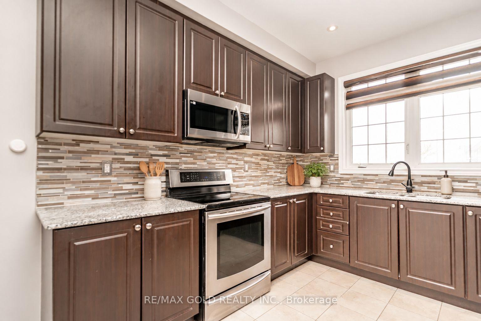 Photo 11 of 32 Rockman Crescent, Brampton, Northwest Brampton — HOMEH