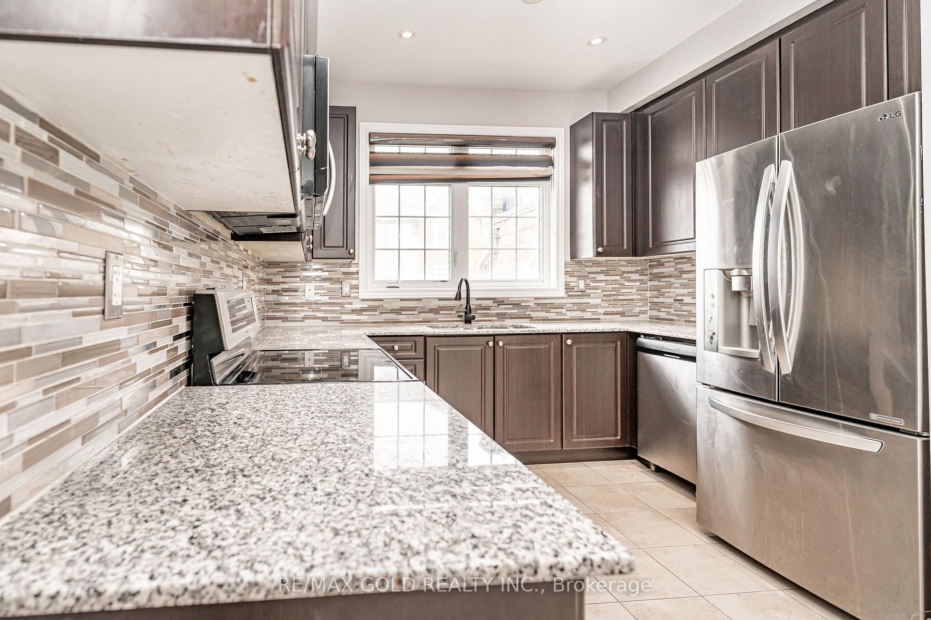Photo 12 of 32 Rockman Crescent, Brampton, Northwest Brampton — HOMEH